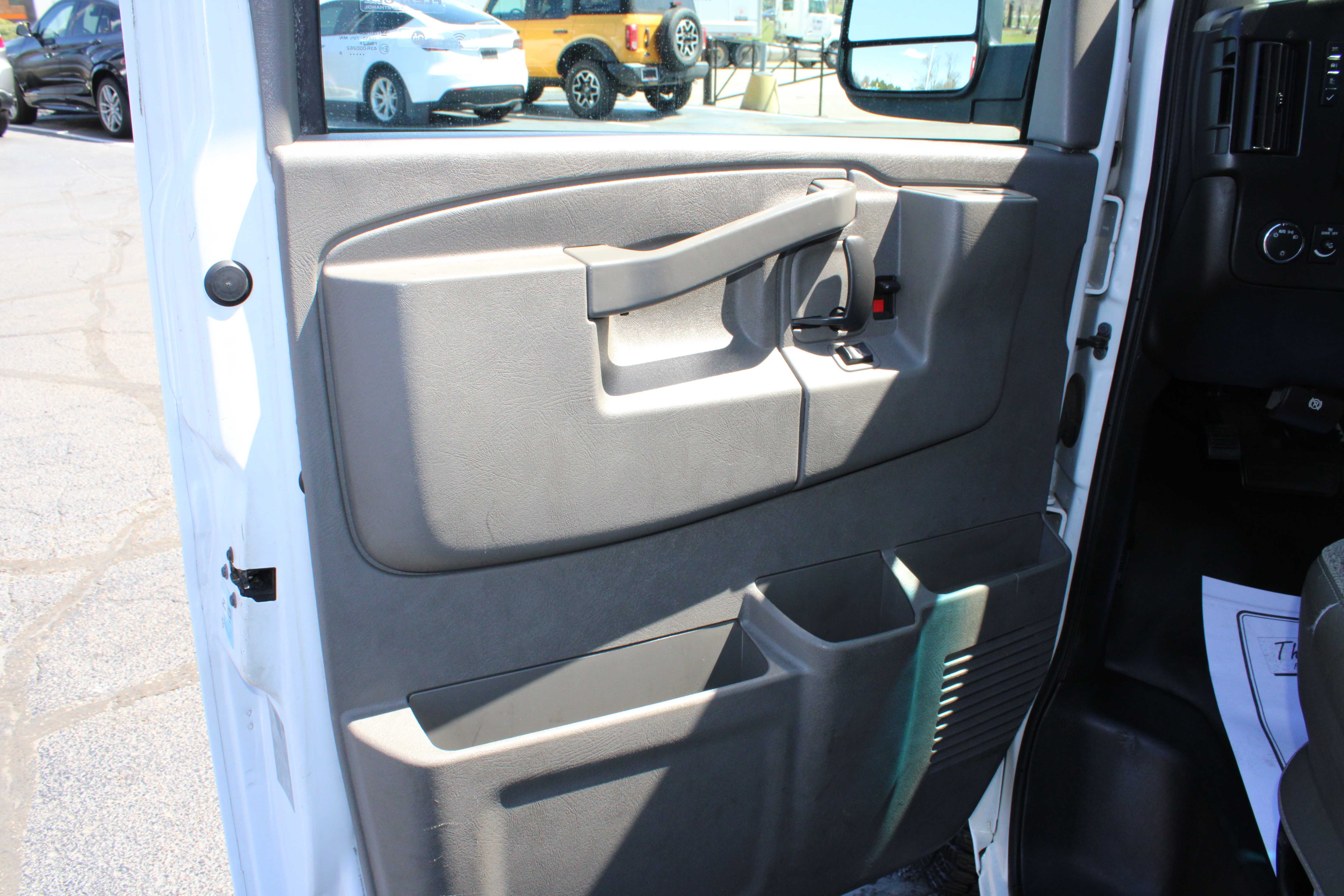 WHITE, 2018 GMC SAVANA 3500 CARGO Thumnail Image 9