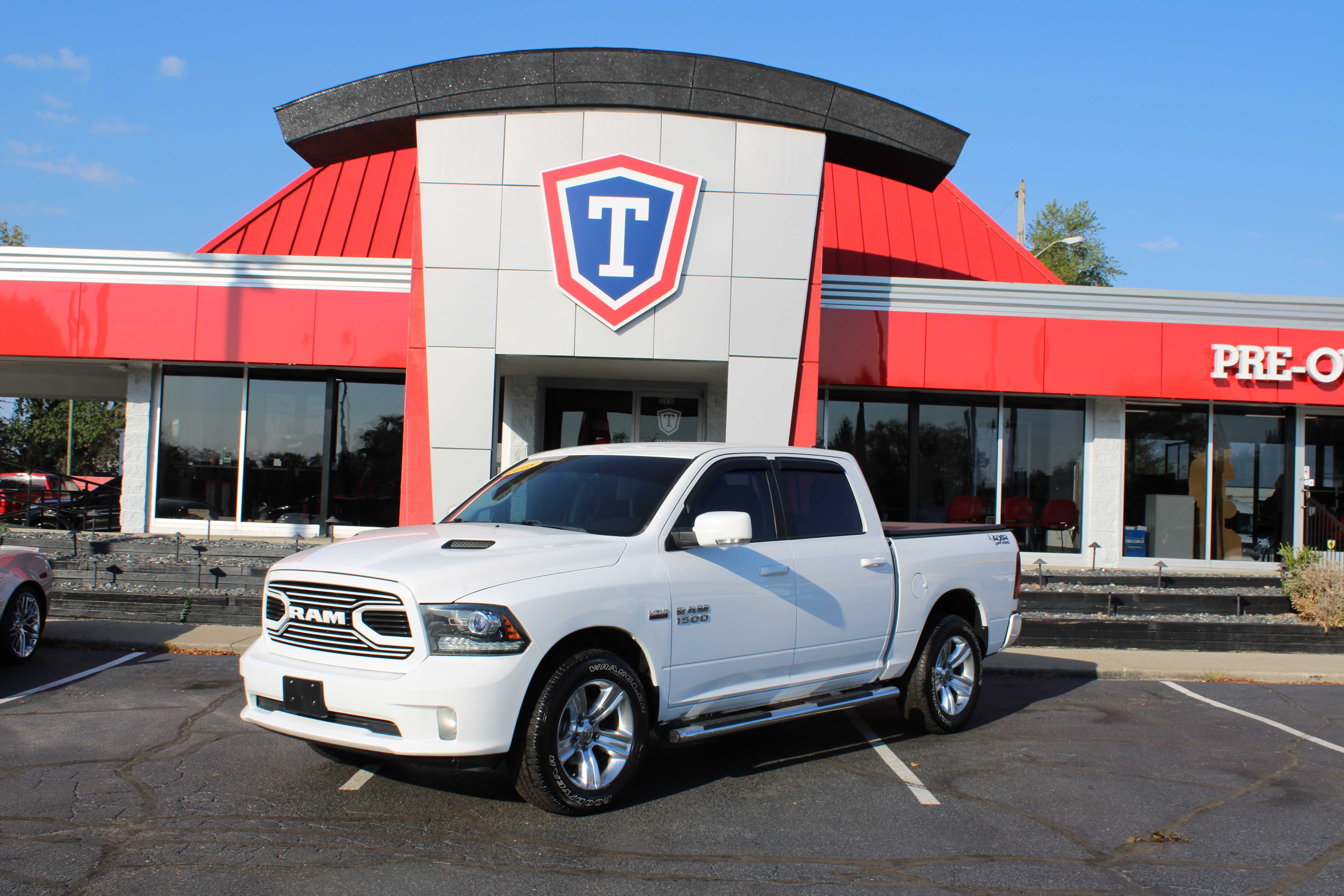 WHITE, 2018 RAM 1500 CREW CAB Thumnail Image 1