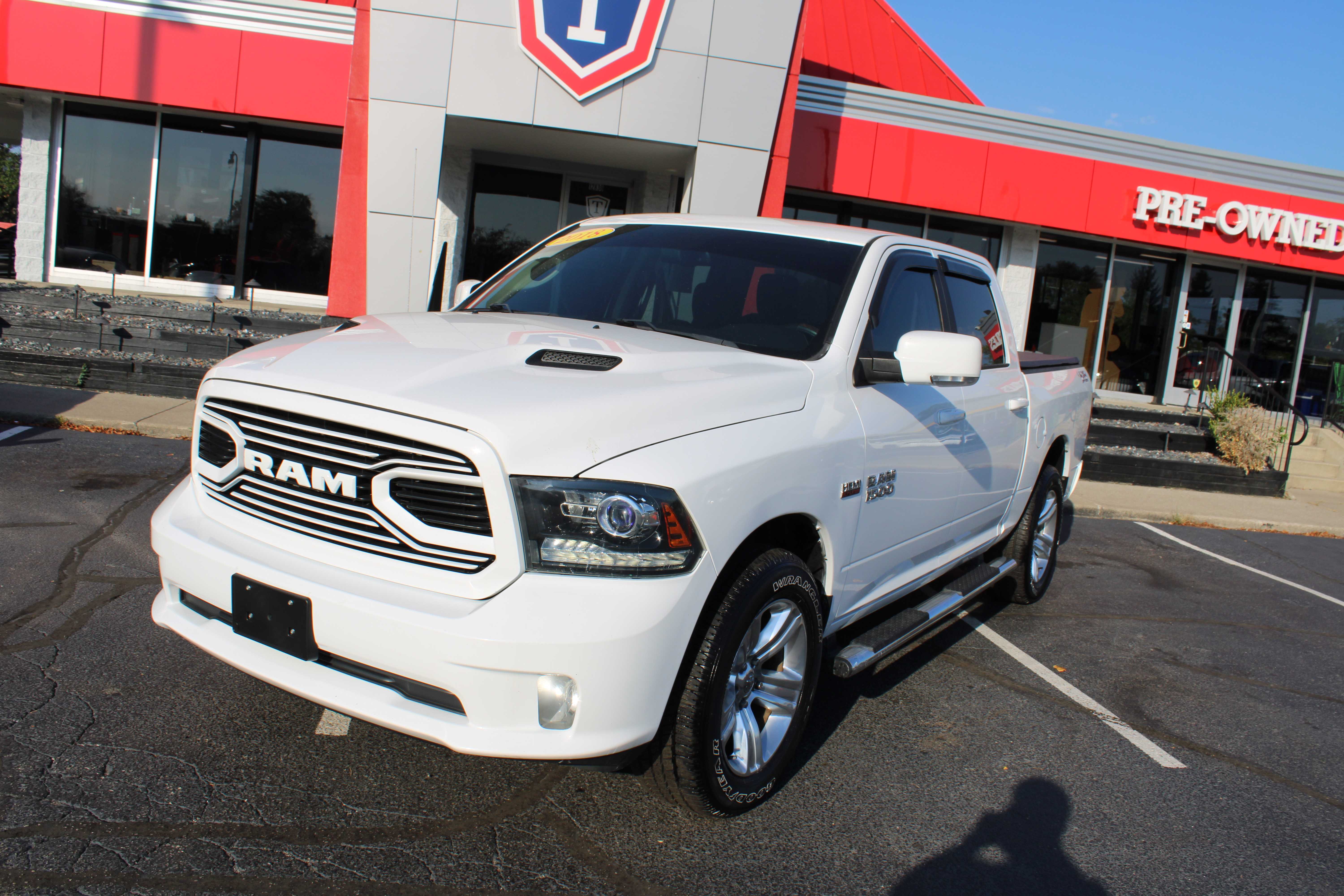 WHITE, 2018 RAM 1500 CREW CAB Thumnail Image 2