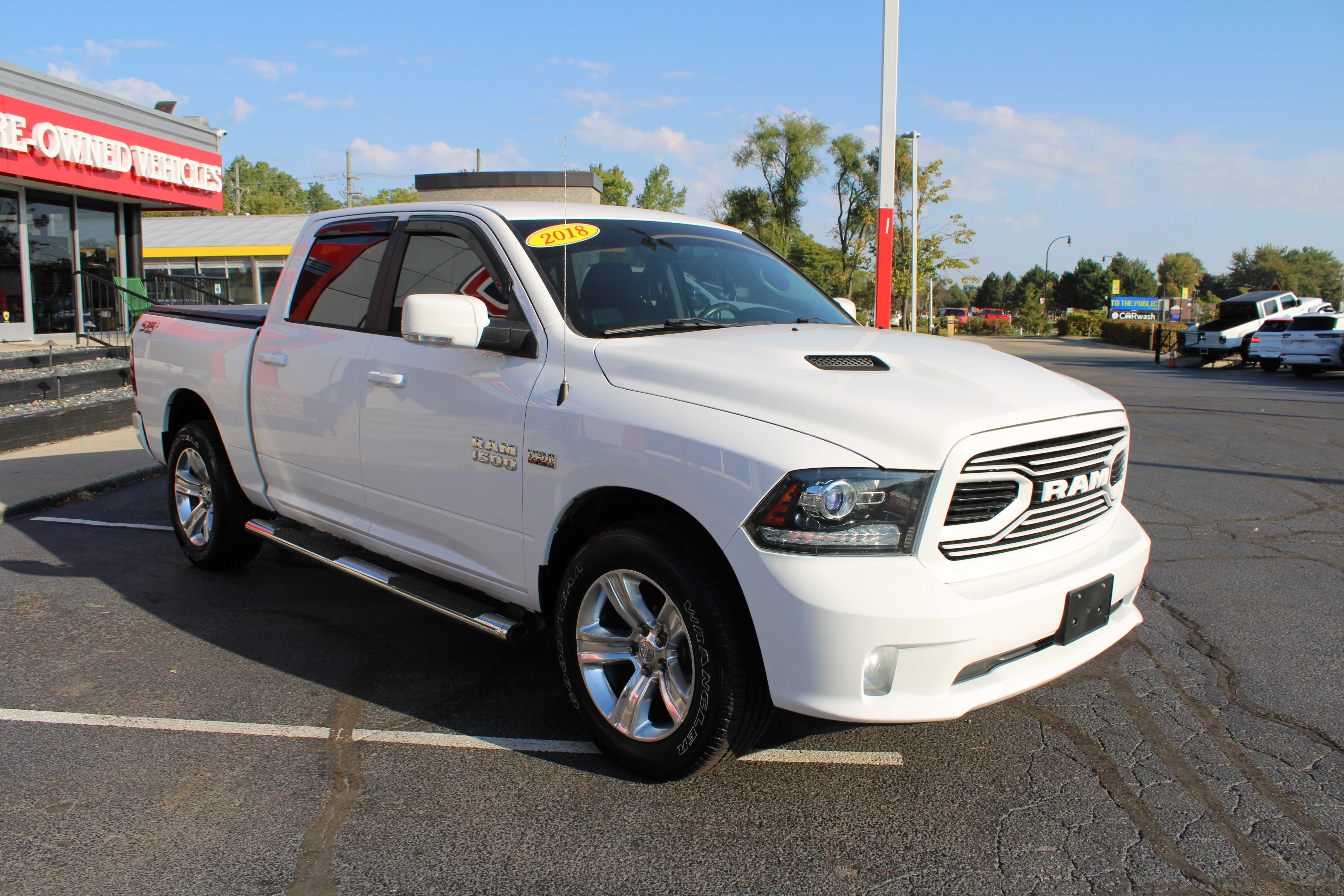 WHITE, 2018 RAM 1500 CREW CAB Thumnail Image 4