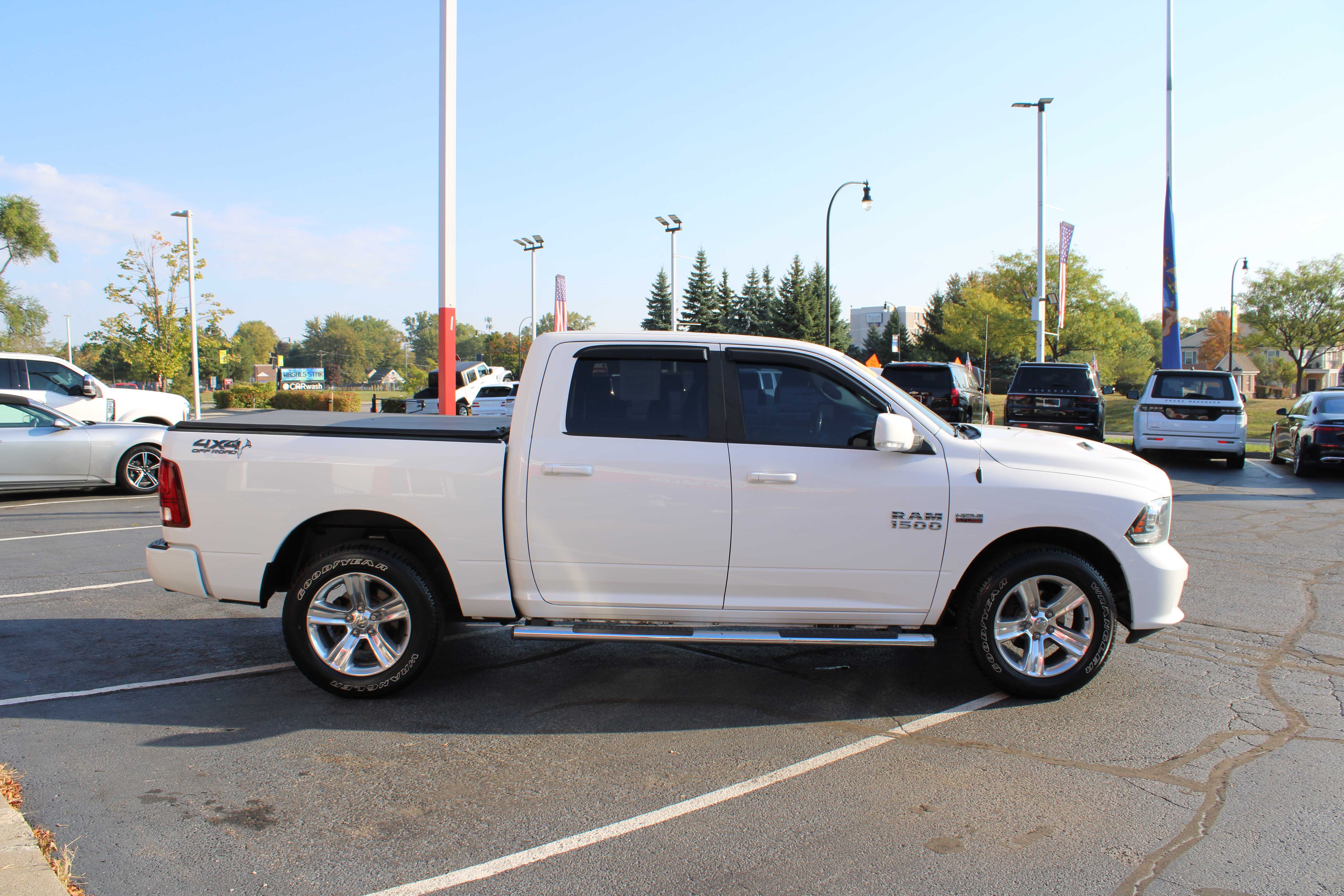 WHITE, 2018 RAM 1500 CREW CAB Thumnail Image 5
