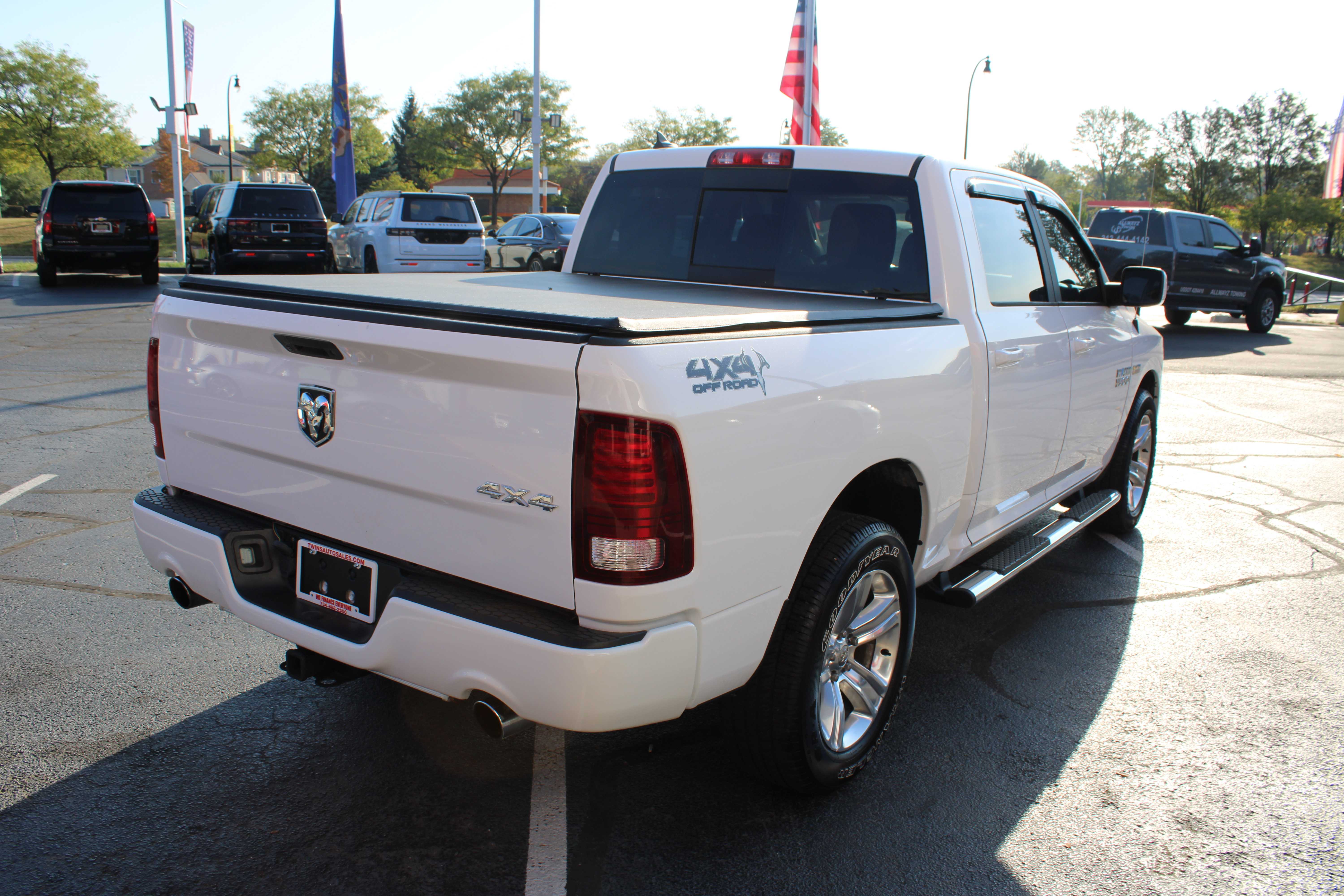 WHITE, 2018 RAM 1500 CREW CAB Thumnail Image 6