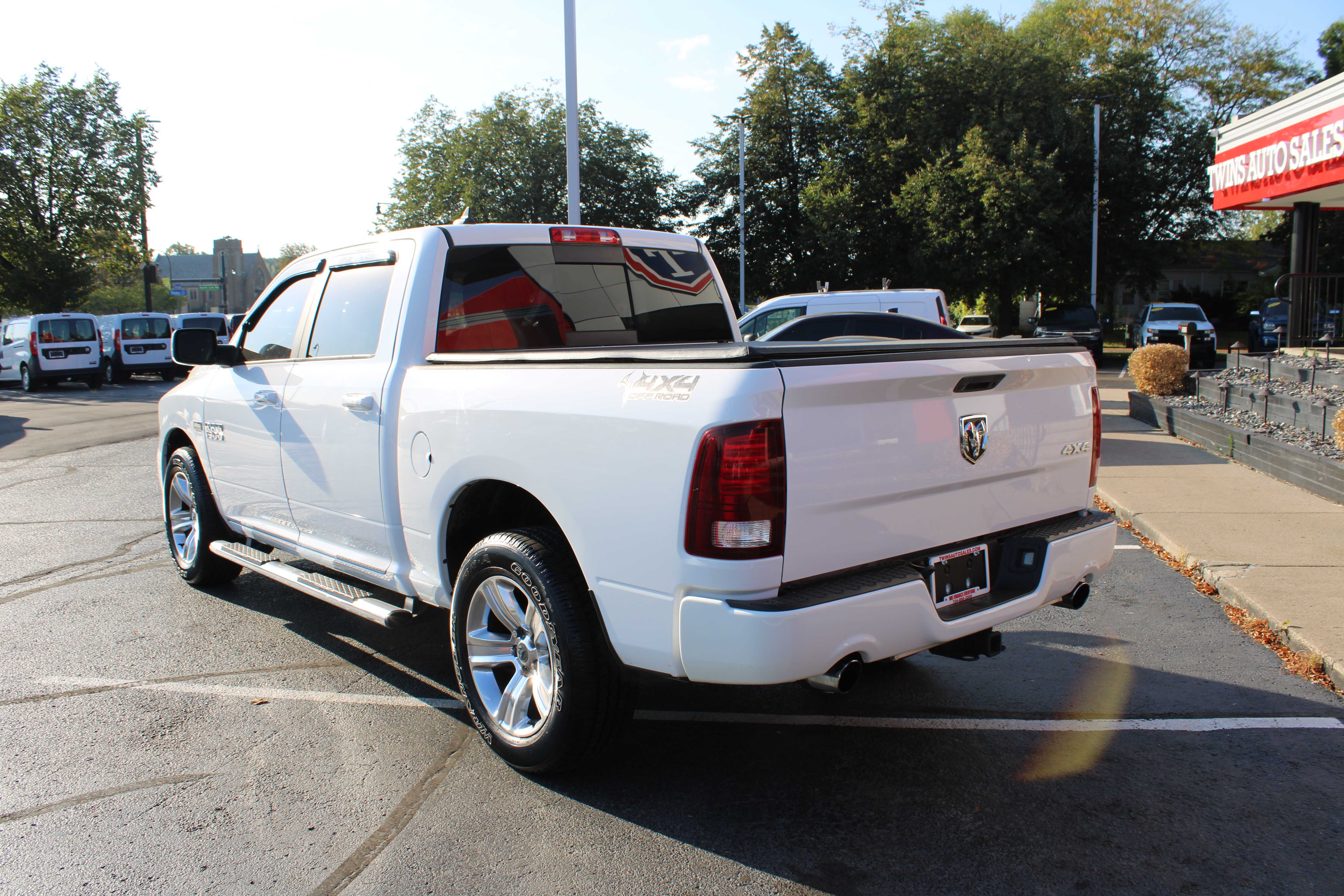 WHITE, 2018 RAM 1500 CREW CAB Thumnail Image 8