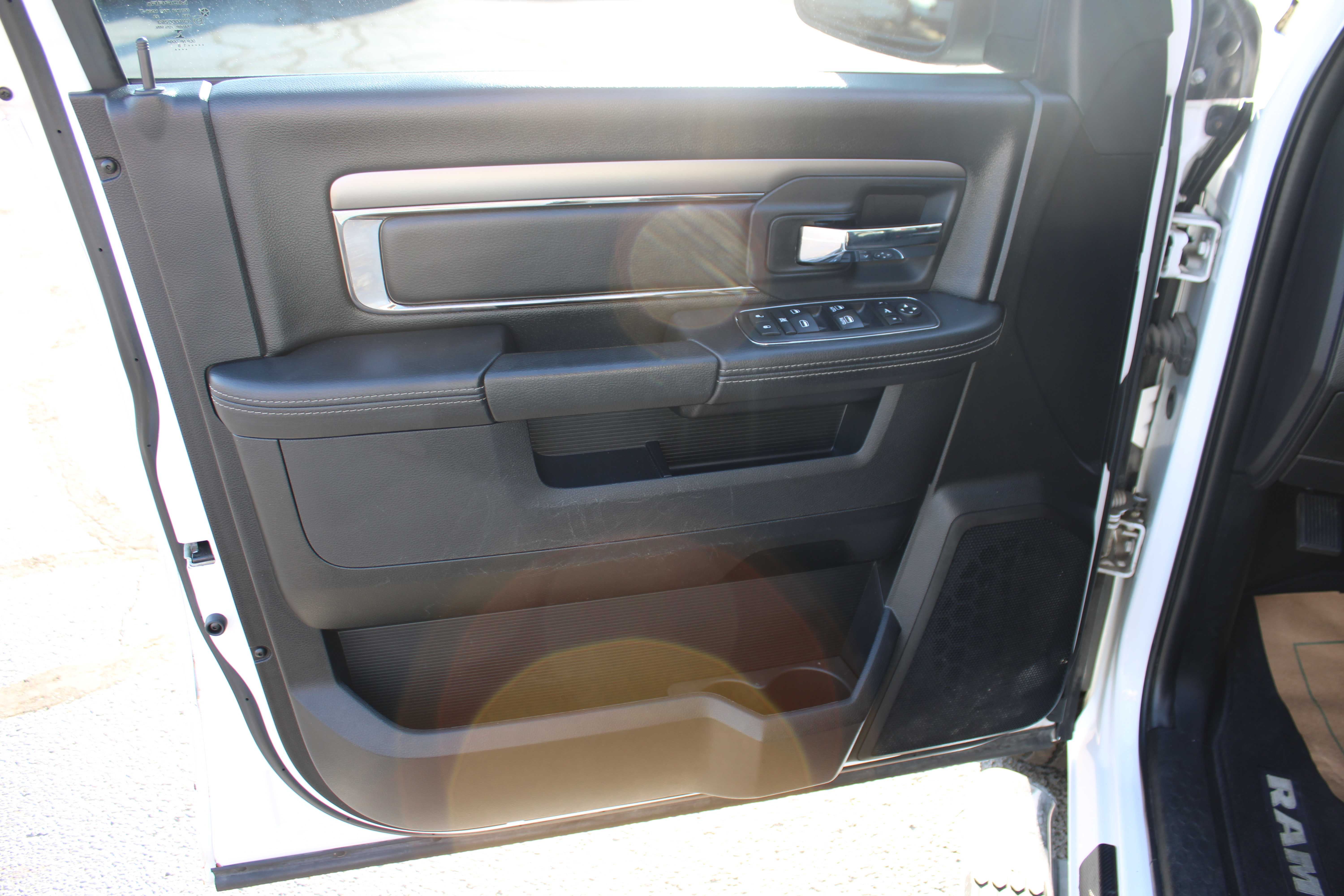 WHITE, 2018 RAM 1500 CREW CAB Thumnail Image 11