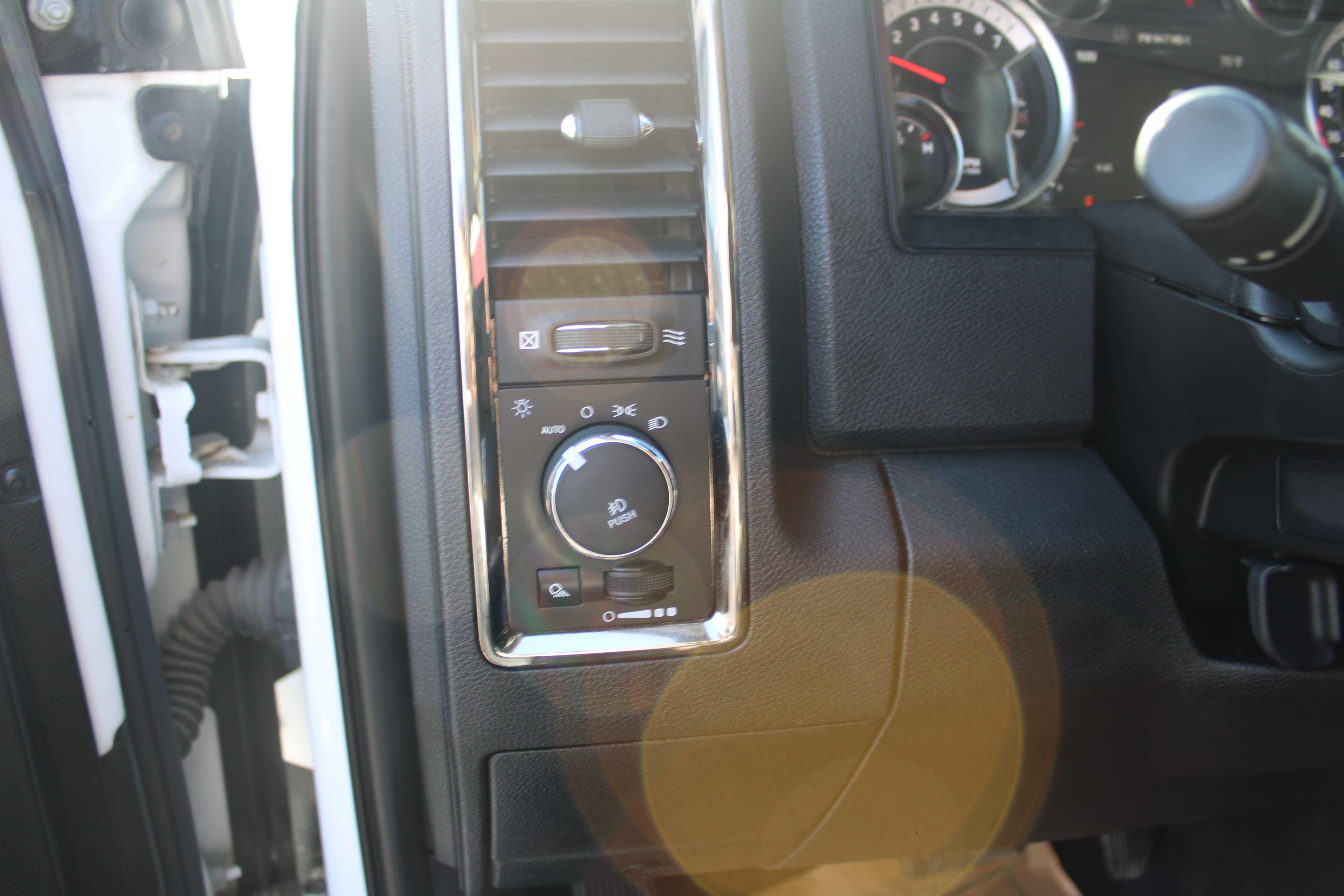 WHITE, 2018 RAM 1500 CREW CAB Thumnail Image 12