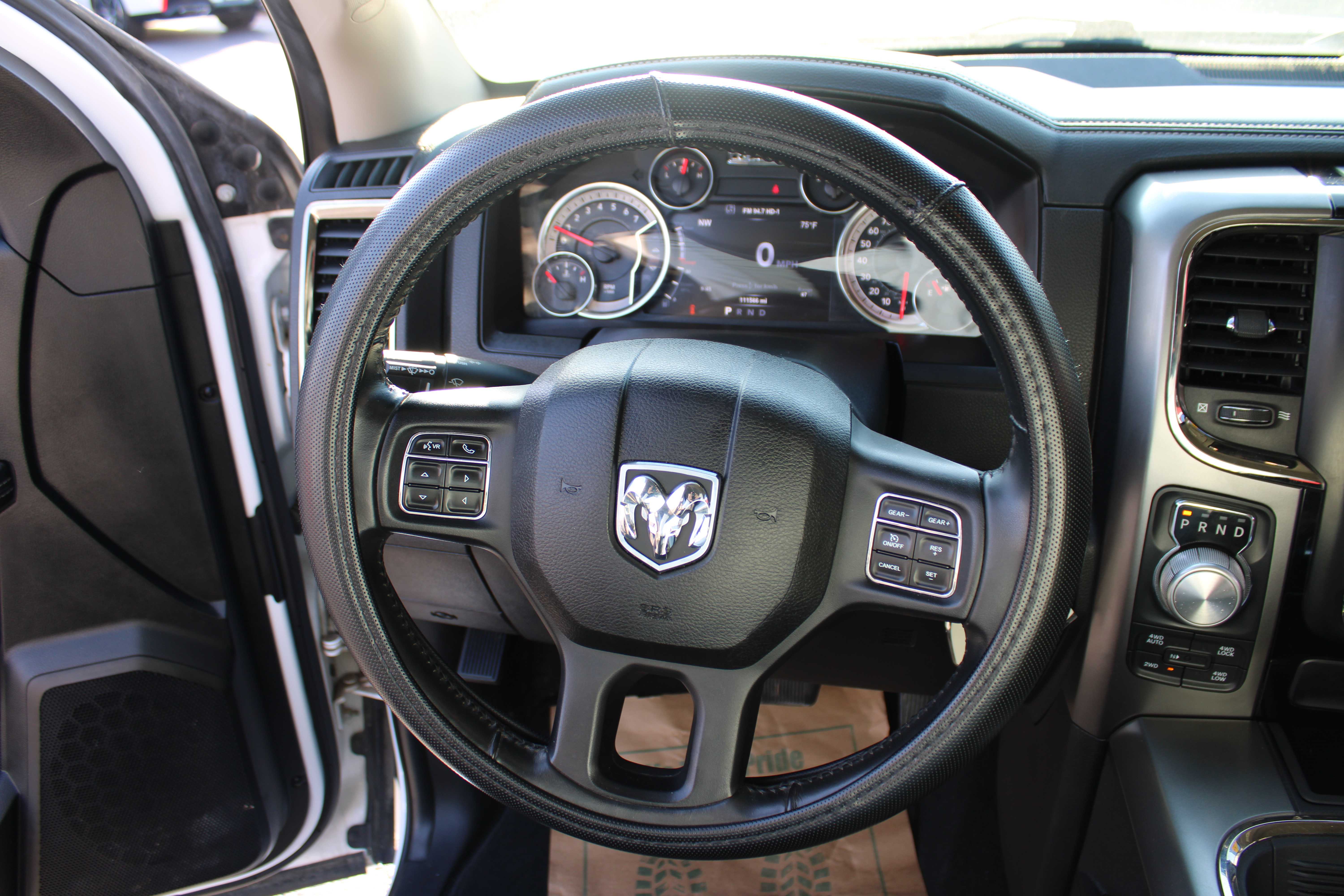 WHITE, 2018 RAM 1500 CREW CAB Thumnail Image 13