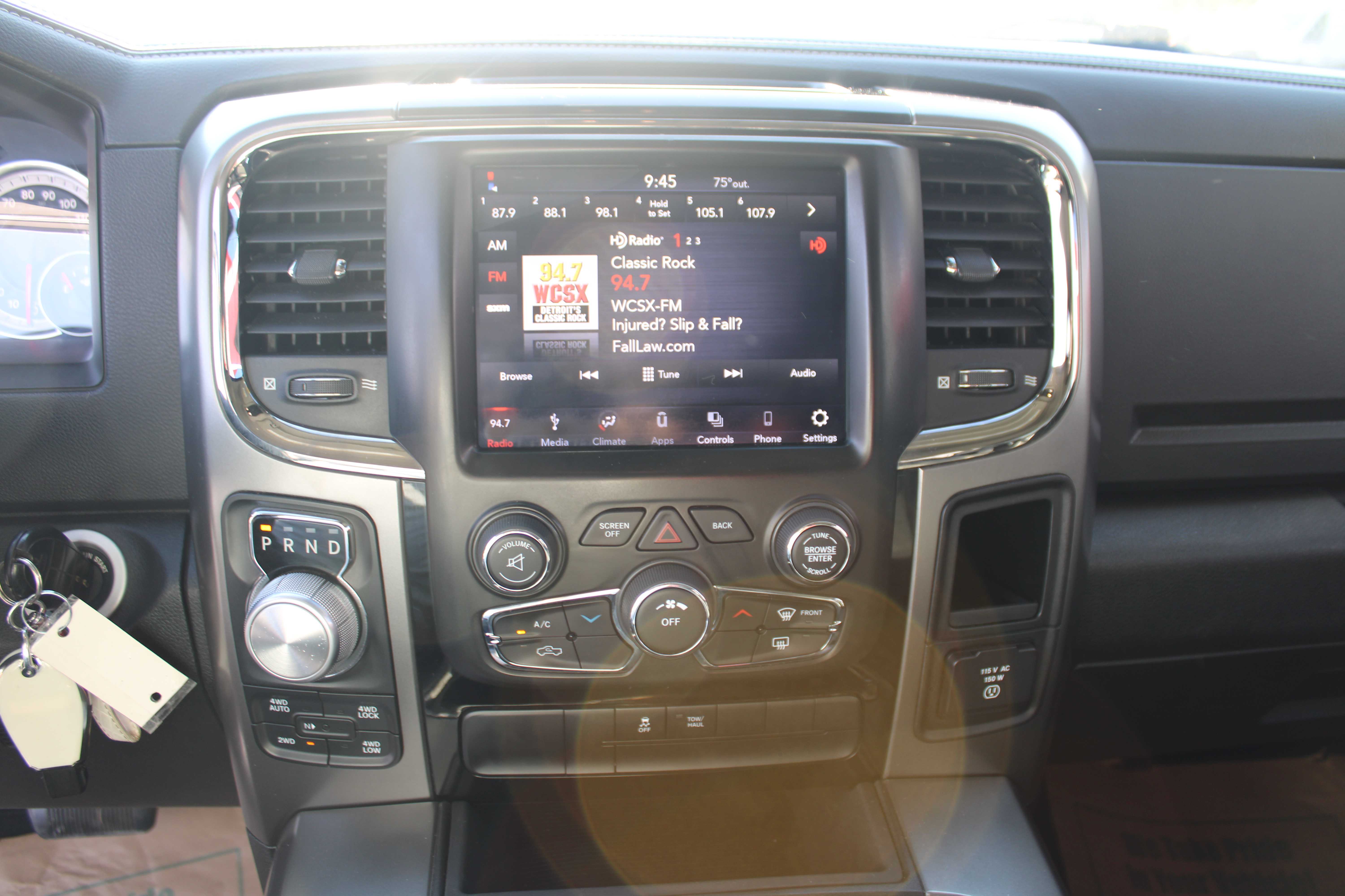 WHITE, 2018 RAM 1500 CREW CAB Thumnail Image 15