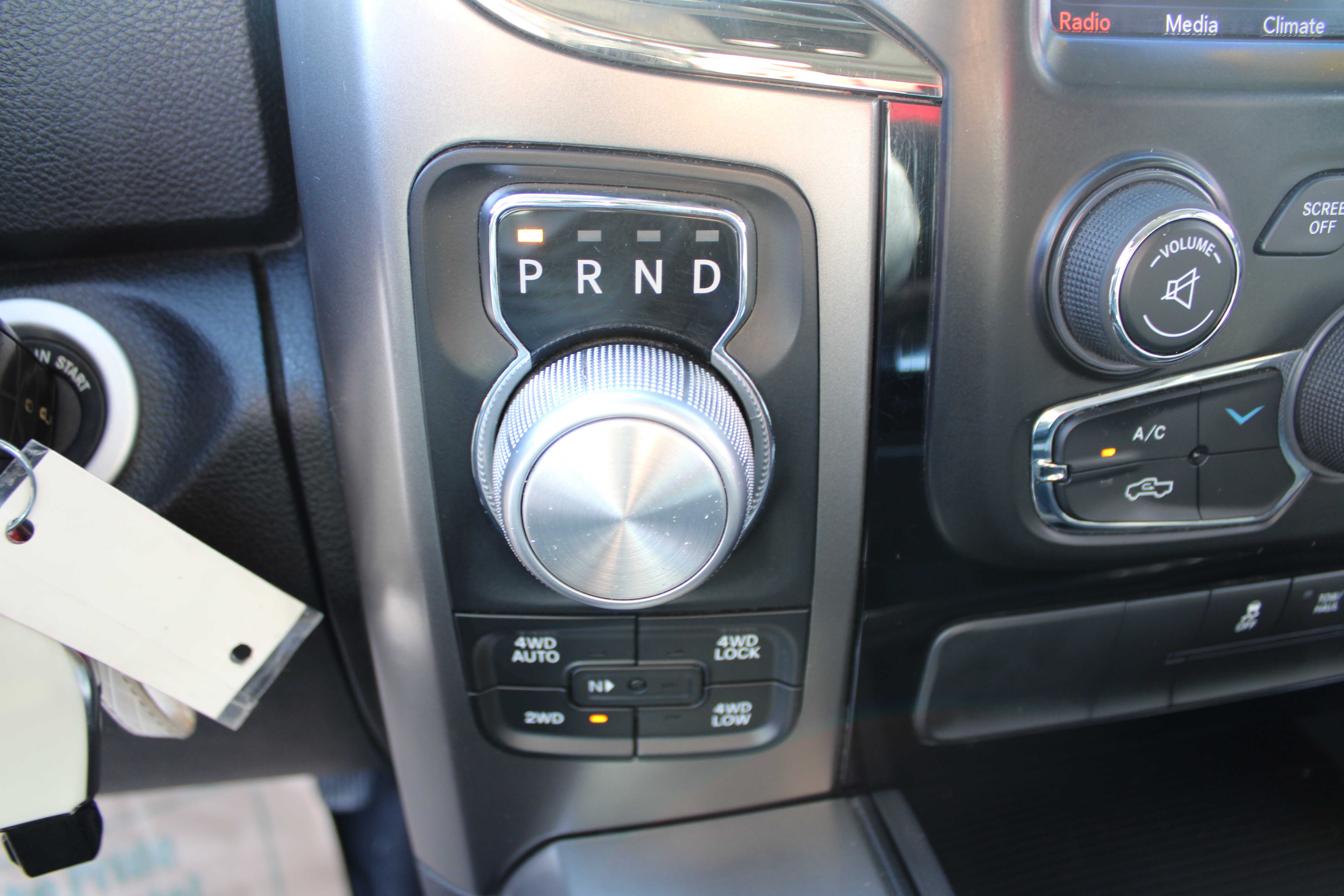 WHITE, 2018 RAM 1500 CREW CAB Thumnail Image 16