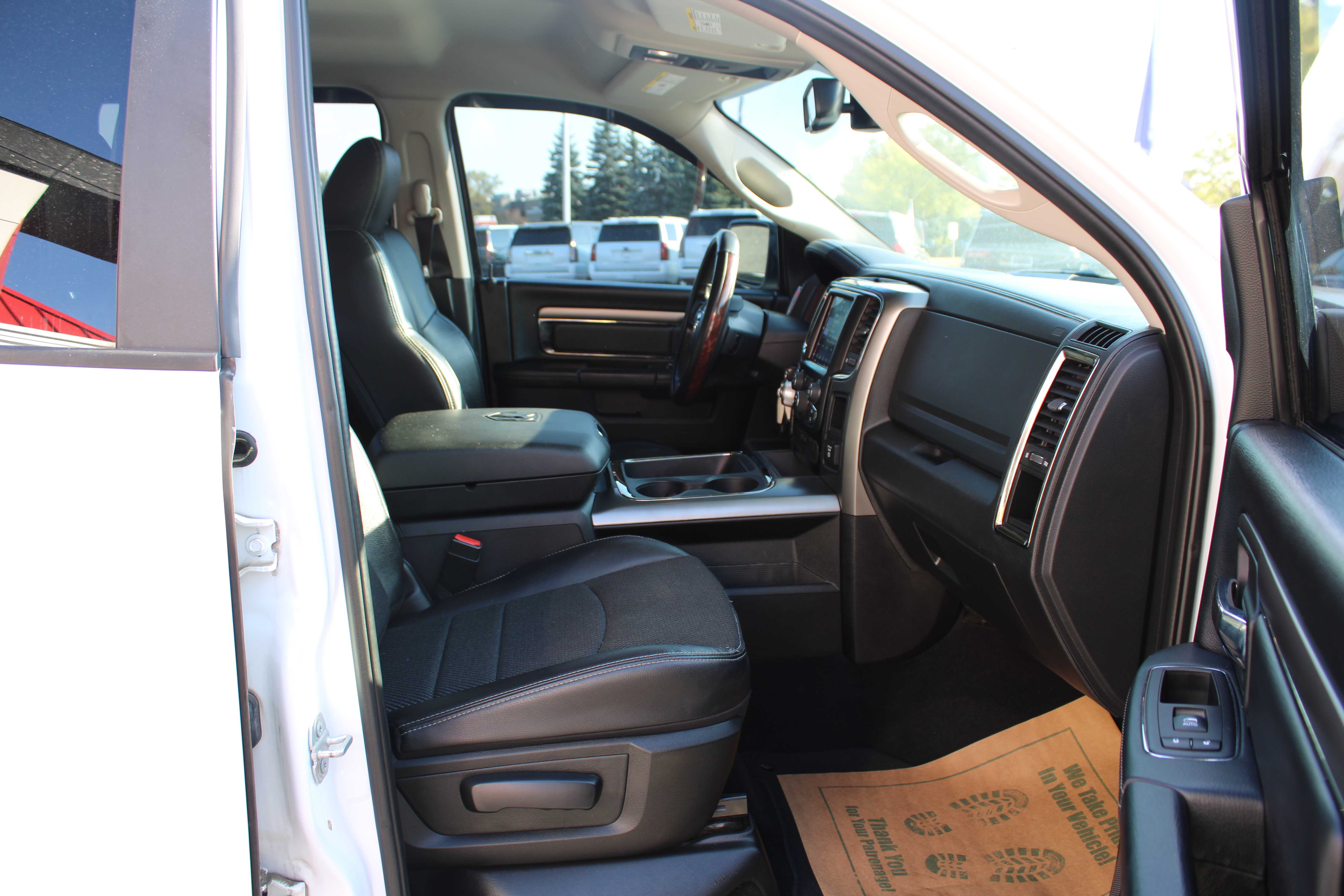 WHITE, 2018 RAM 1500 CREW CAB Thumnail Image 23
