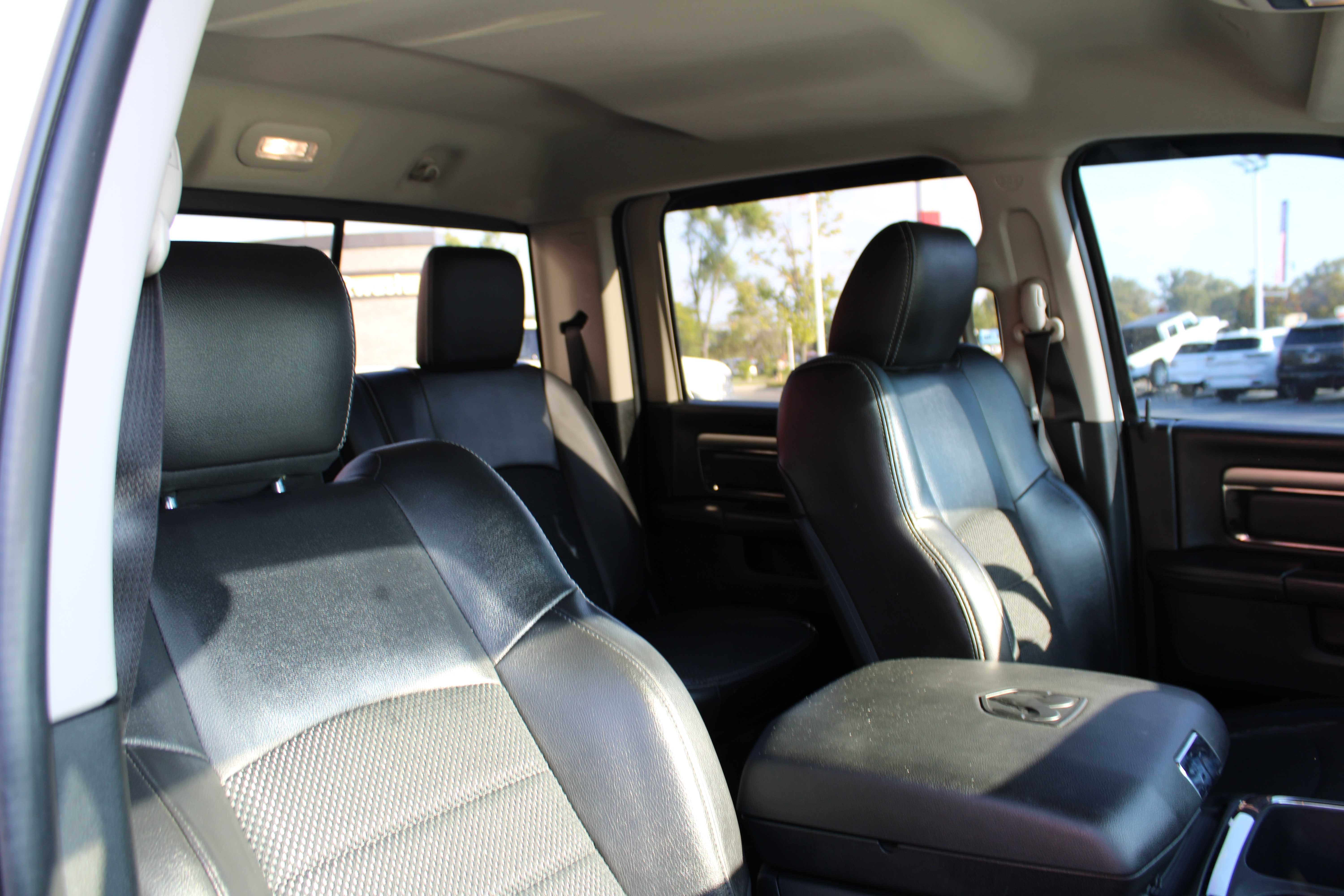 WHITE, 2018 RAM 1500 CREW CAB Thumnail Image 24