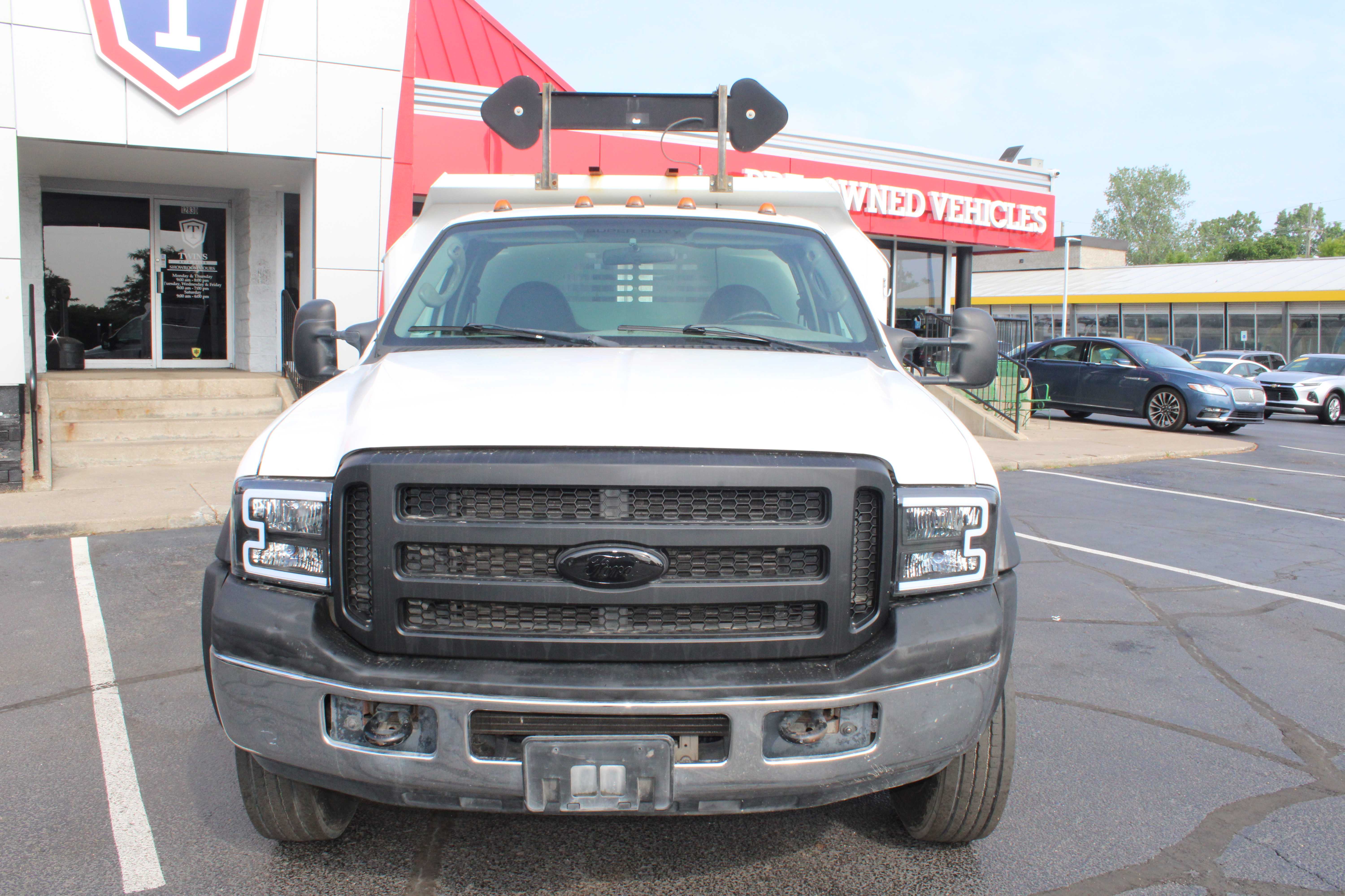WHITE, 2007 FORD F550 SUPER DUTY REGULAR CAB & CHASSIS Thumnail Image 2
