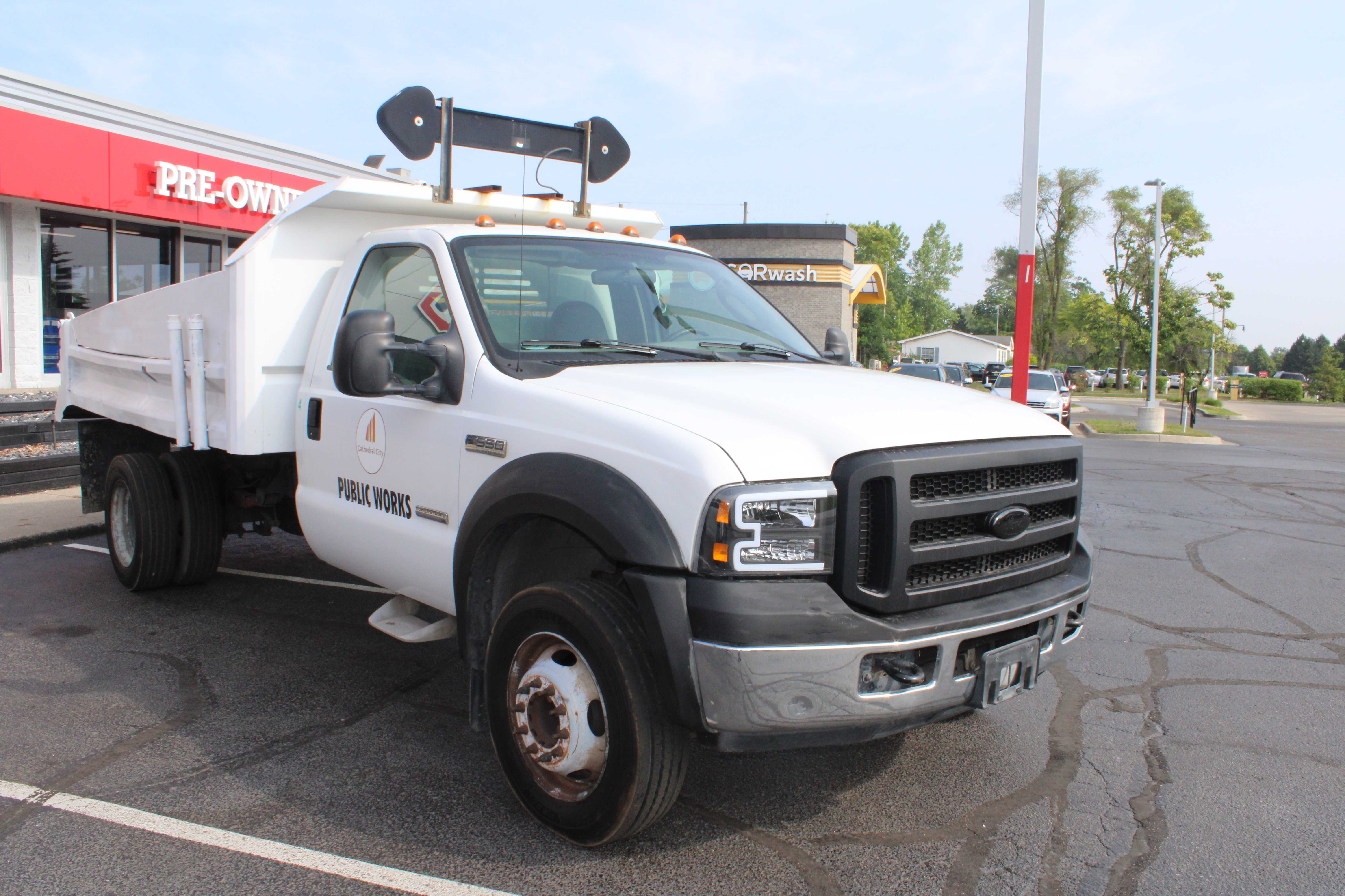 WHITE, 2007 FORD F550 SUPER DUTY REGULAR CAB & CHASSIS Thumnail Image 3