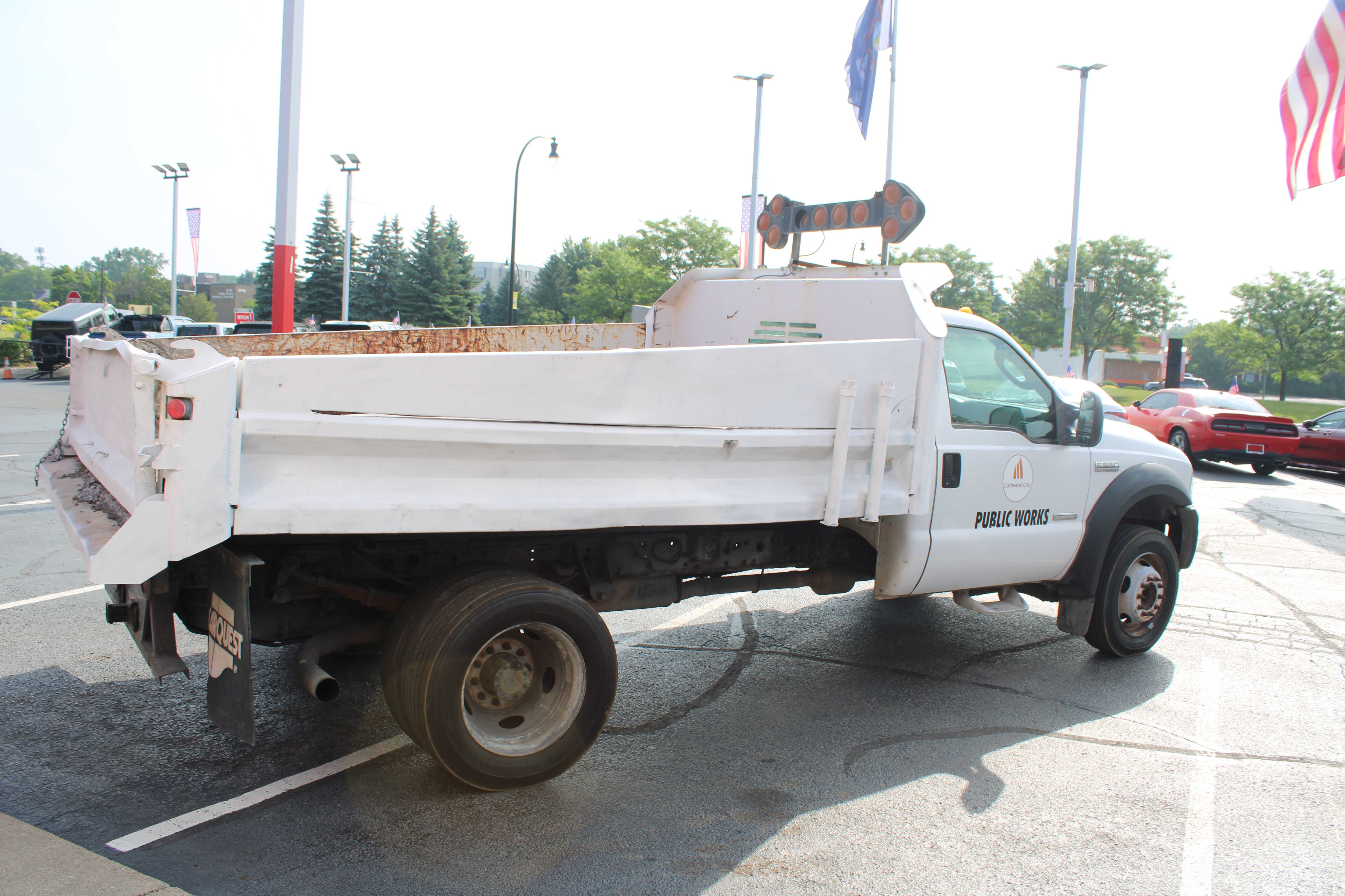 WHITE, 2007 FORD F550 SUPER DUTY REGULAR CAB & CHASSIS Thumnail Image 4