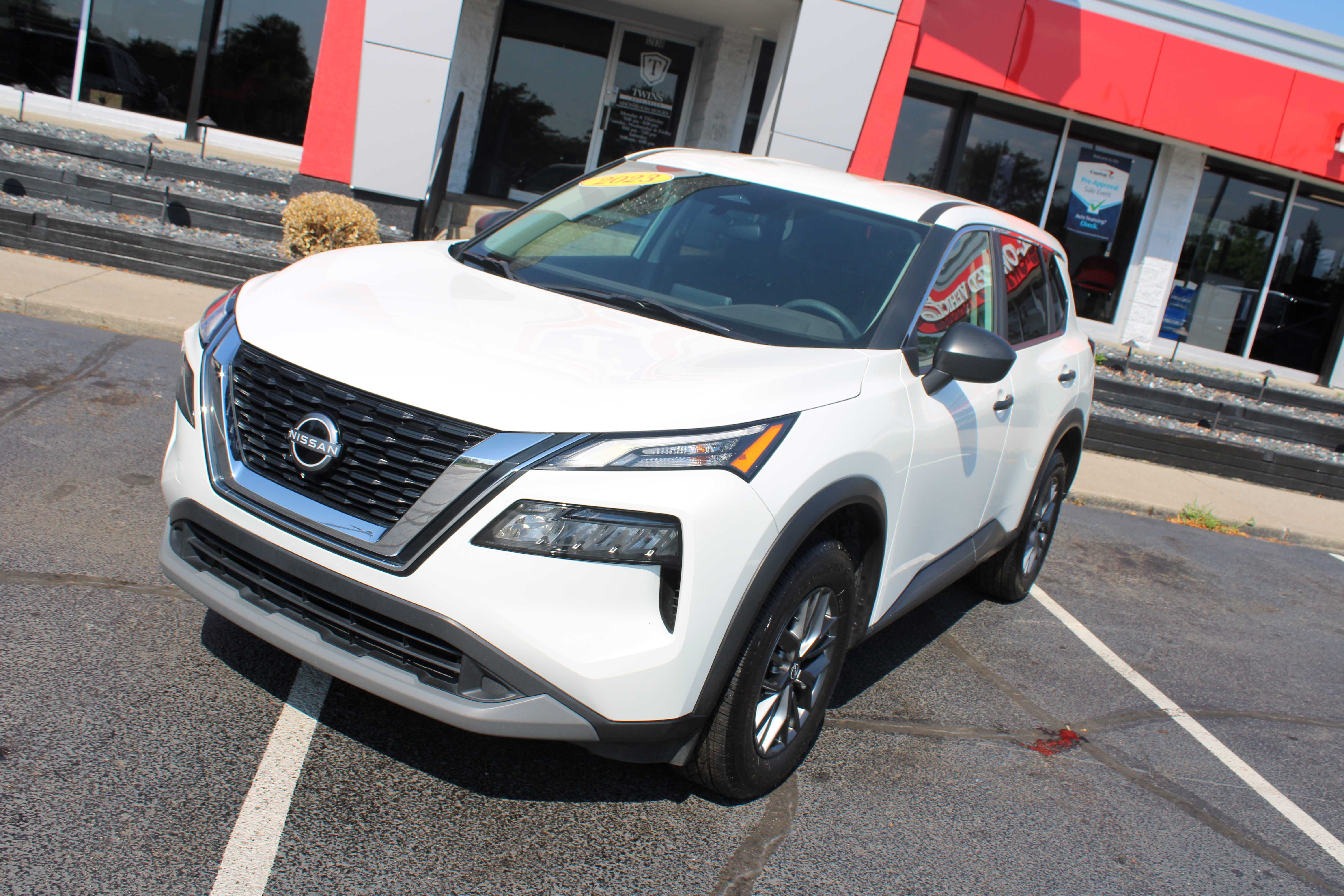 WHITE, 2023 NISSAN ROGUE Thumnail Image 2