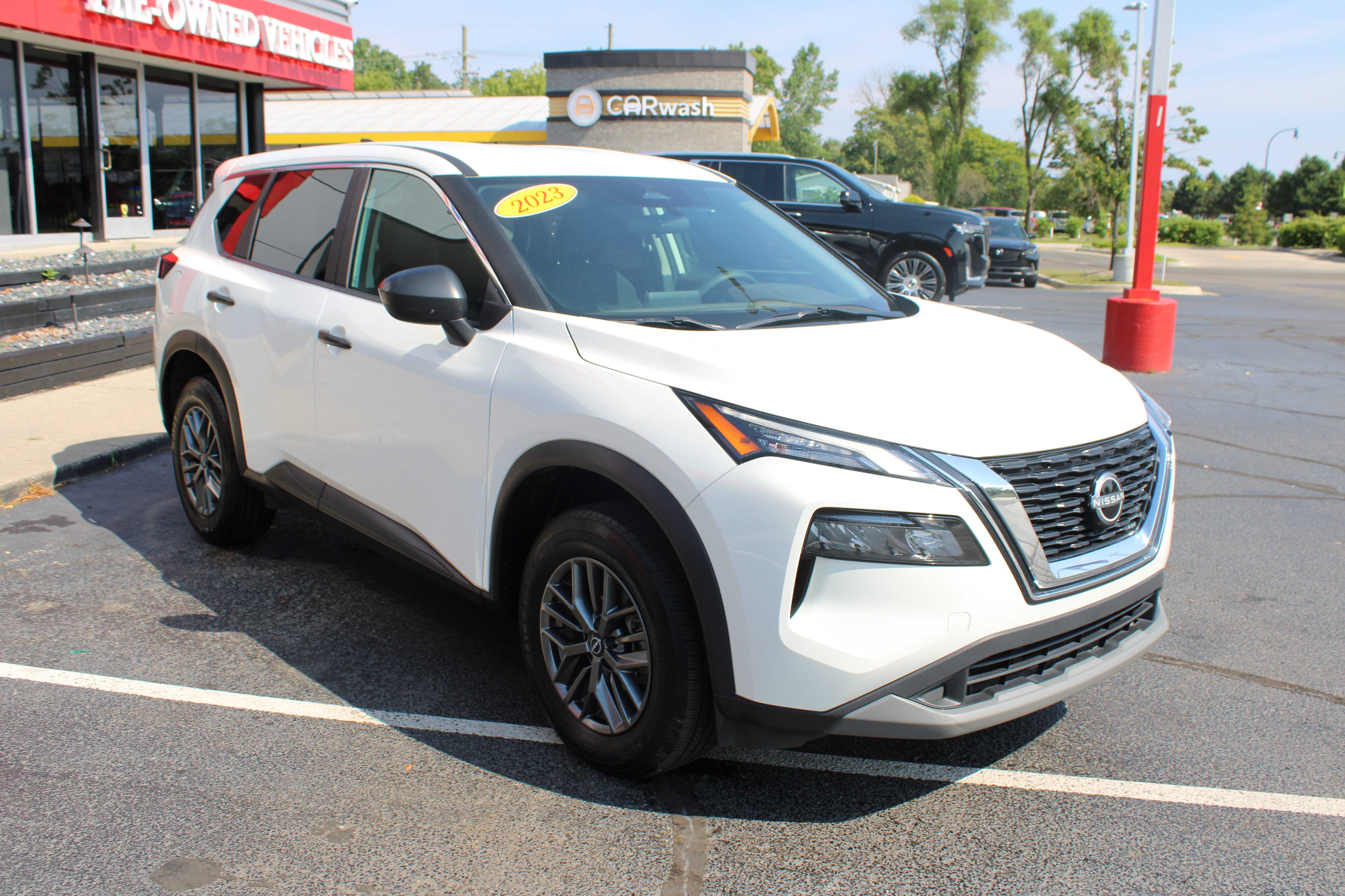 WHITE, 2023 NISSAN ROGUE Thumnail Image 4