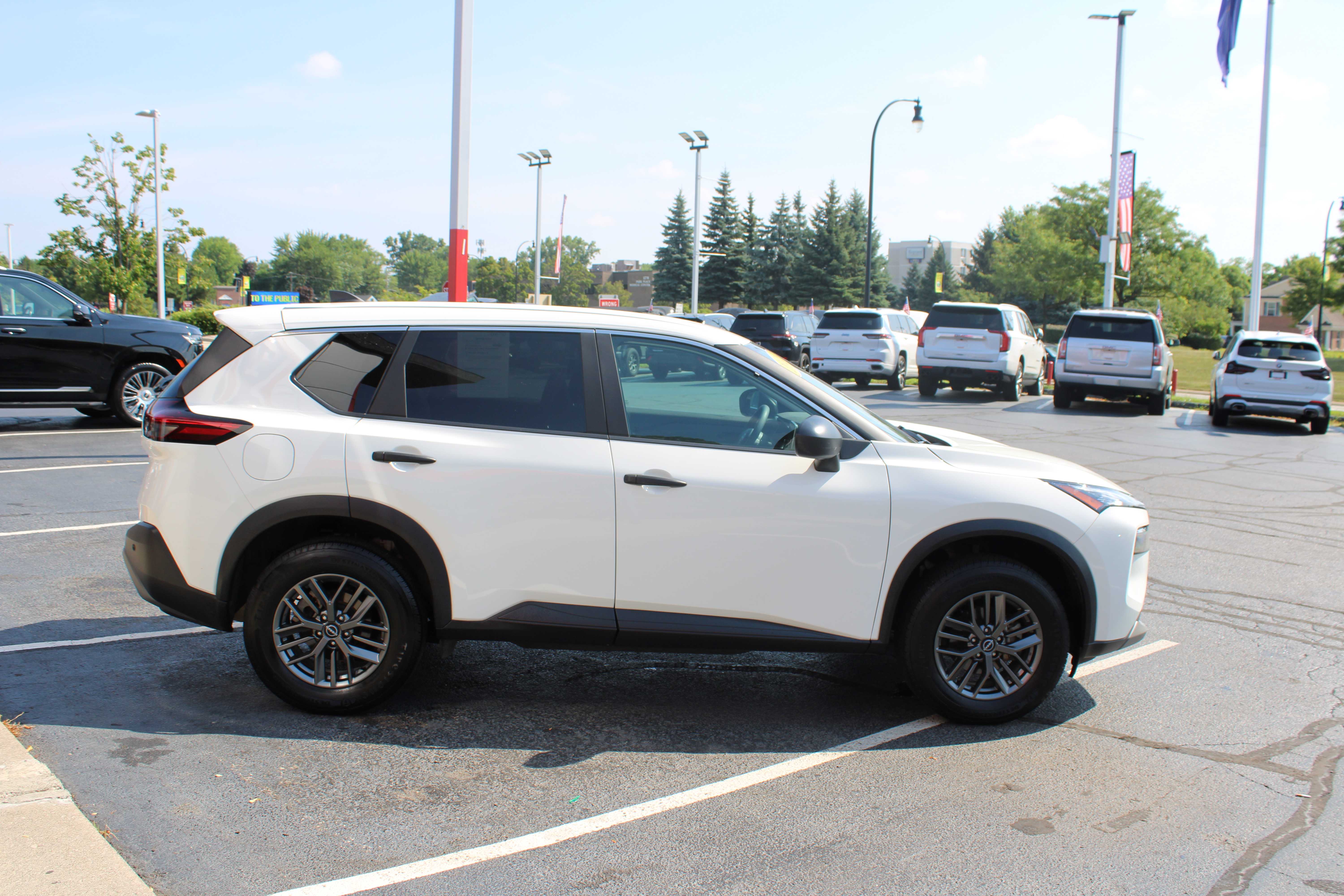 WHITE, 2023 NISSAN ROGUE Thumnail Image 5