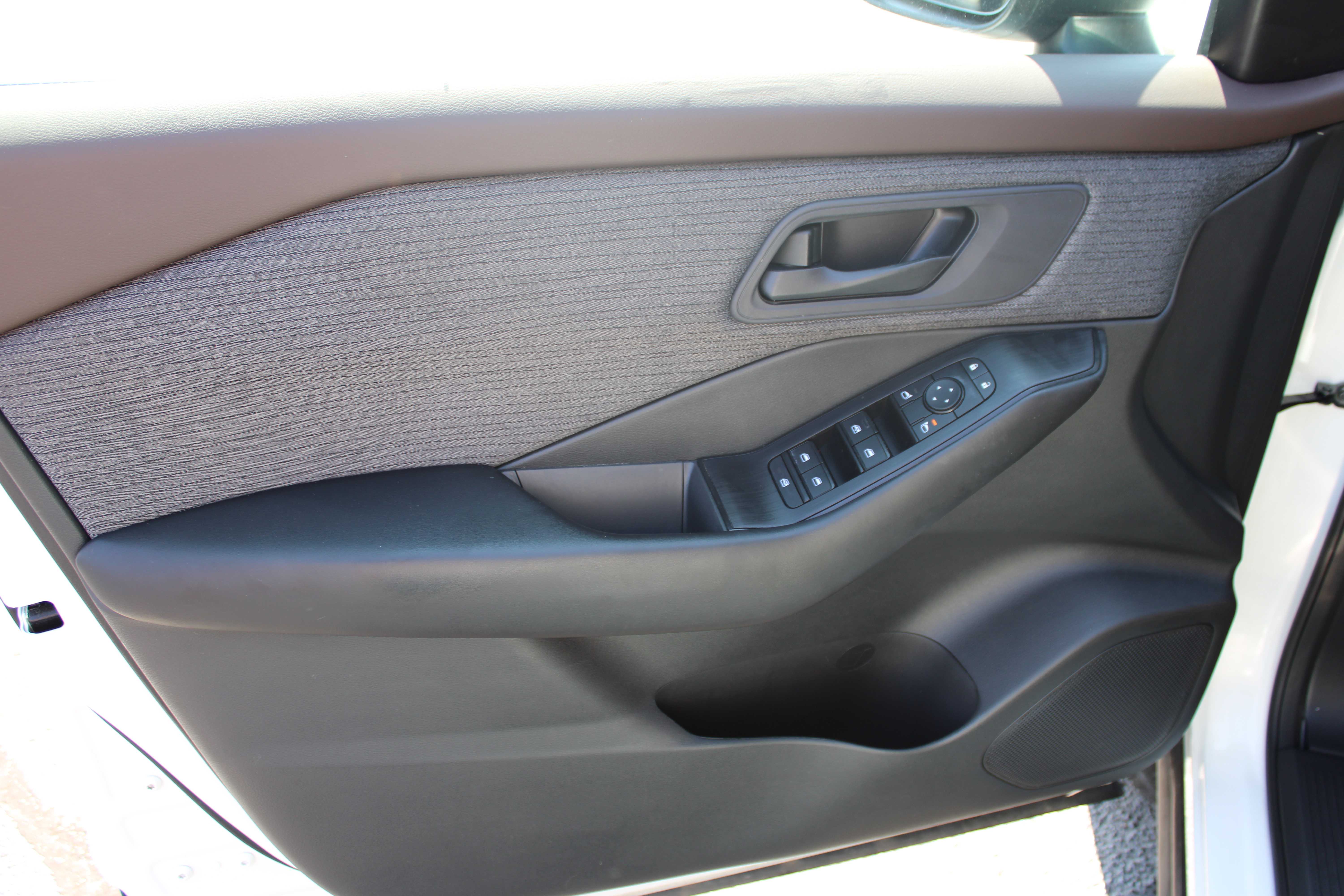 WHITE, 2023 NISSAN ROGUE Thumnail Image 9