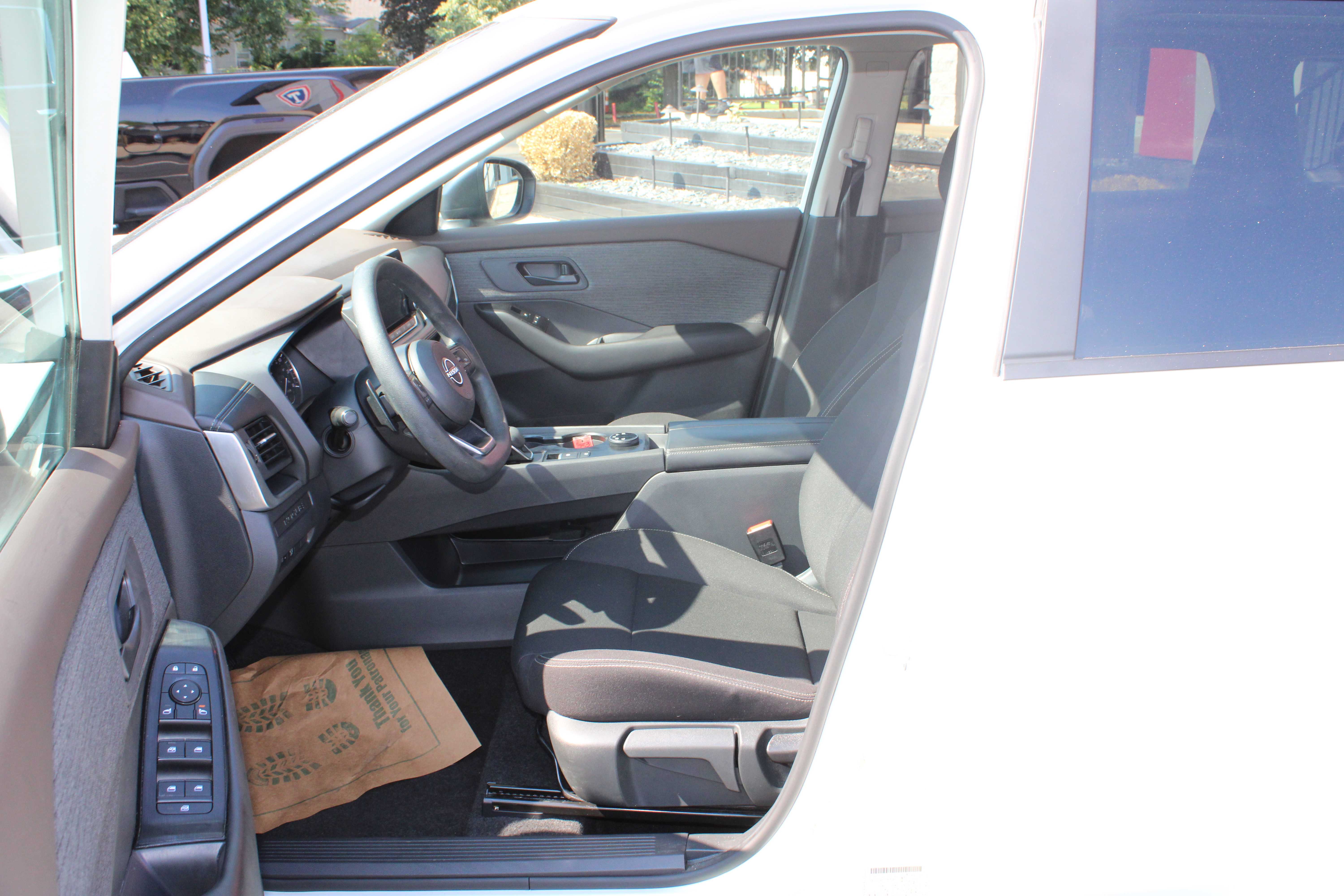 WHITE, 2023 NISSAN ROGUE Thumnail Image 10