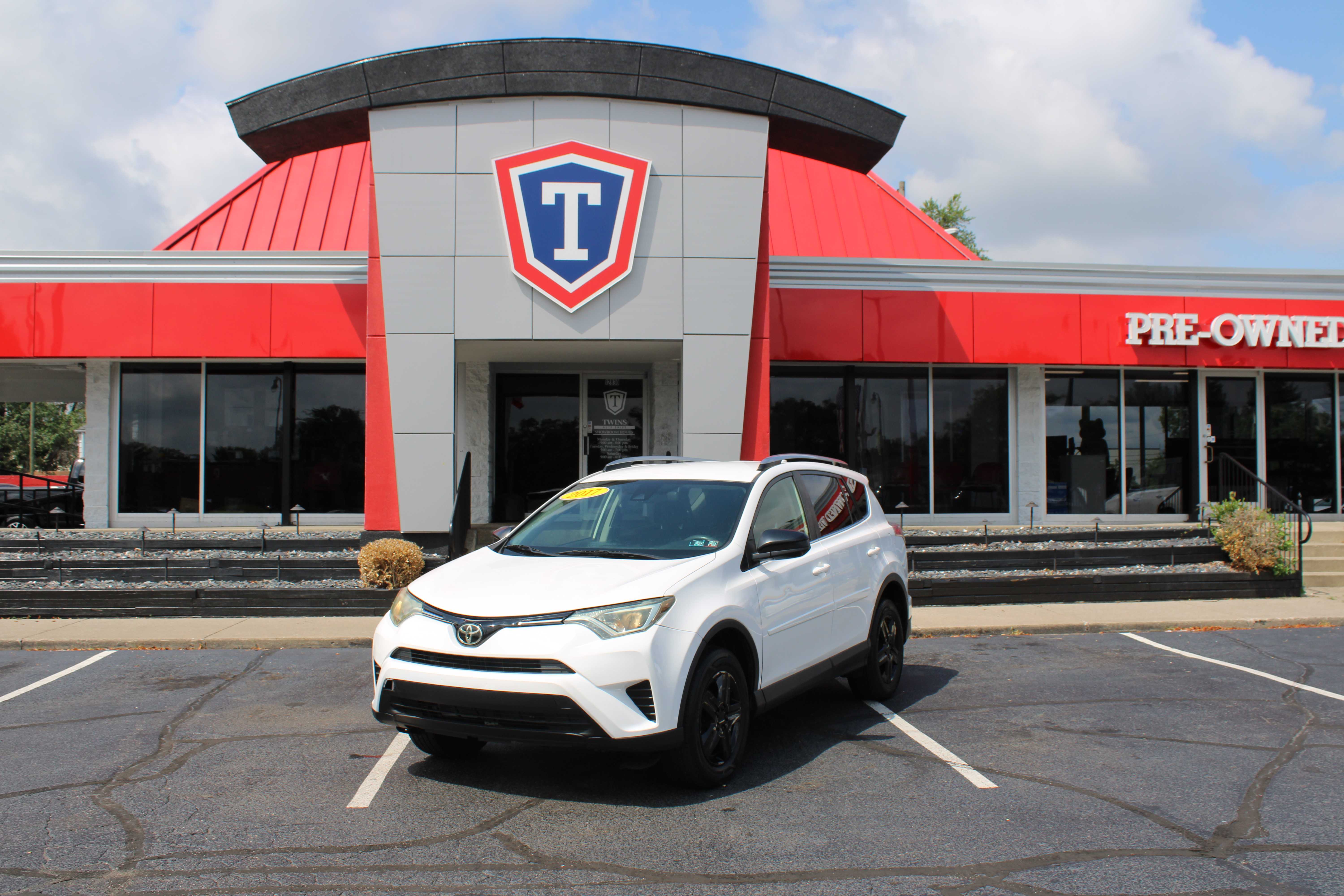 WHITE, 2017 TOYOTA RAV4 Thumnail Image 1