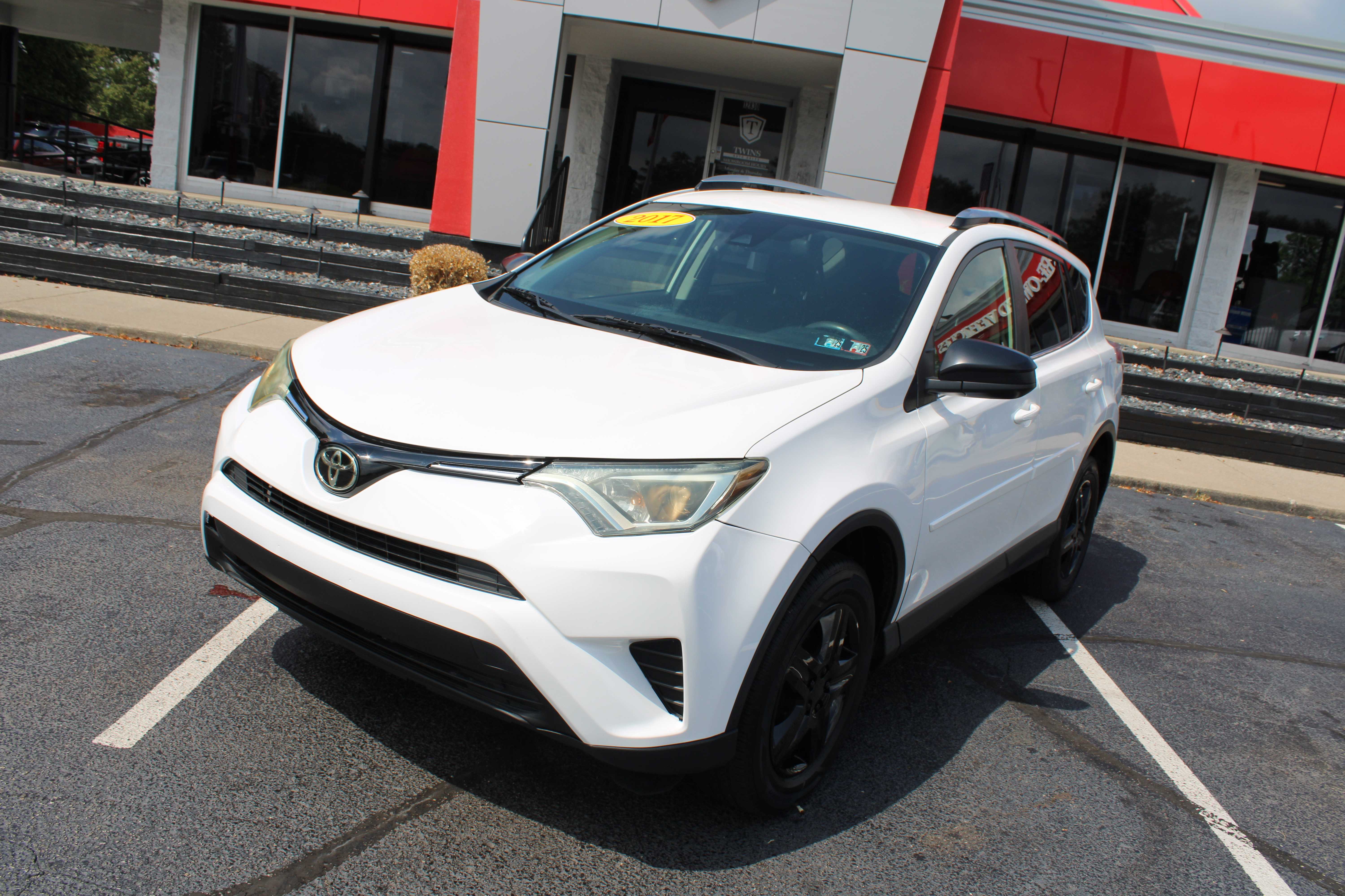 WHITE, 2017 TOYOTA RAV4 Thumnail Image 2