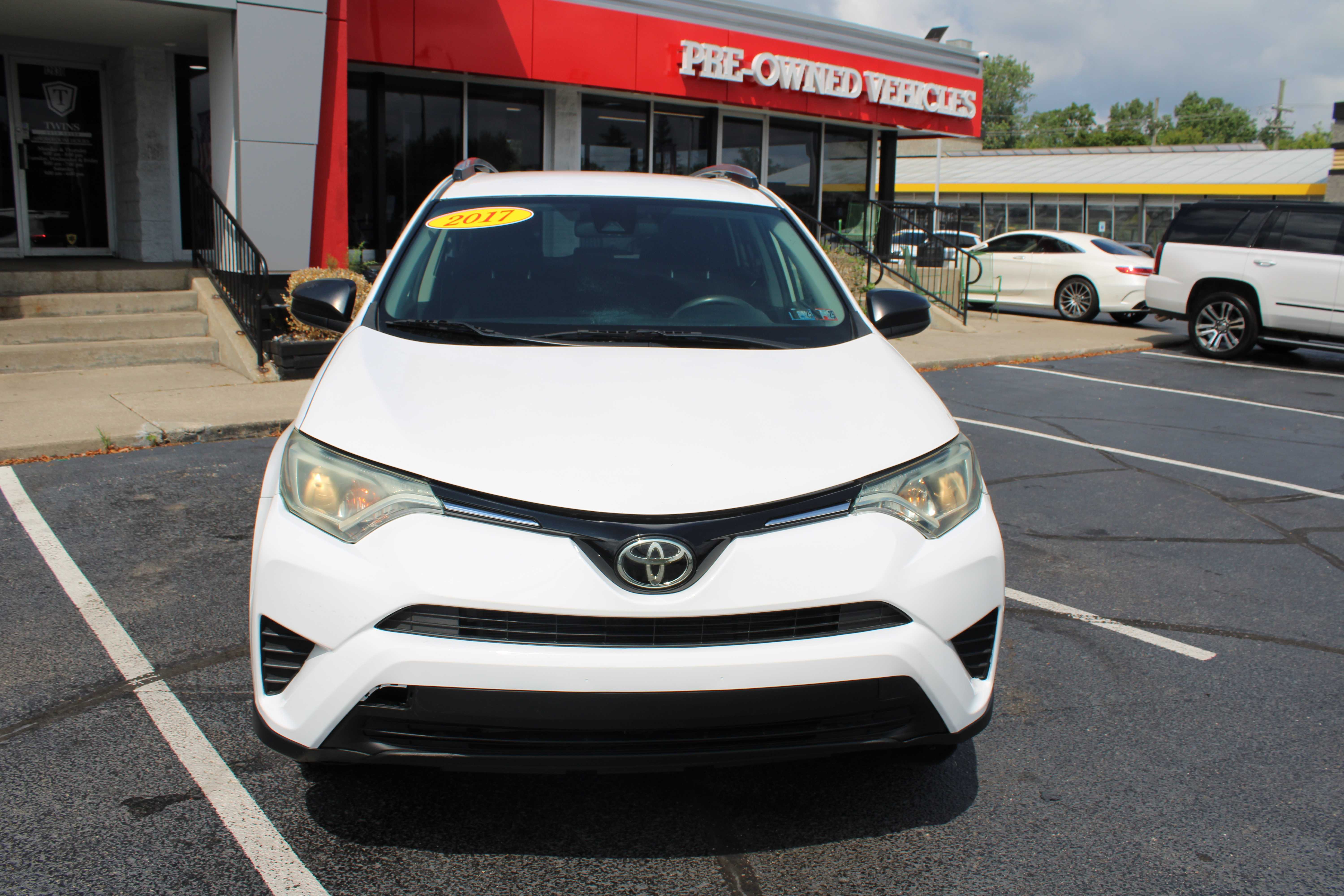 WHITE, 2017 TOYOTA RAV4 Thumnail Image 3
