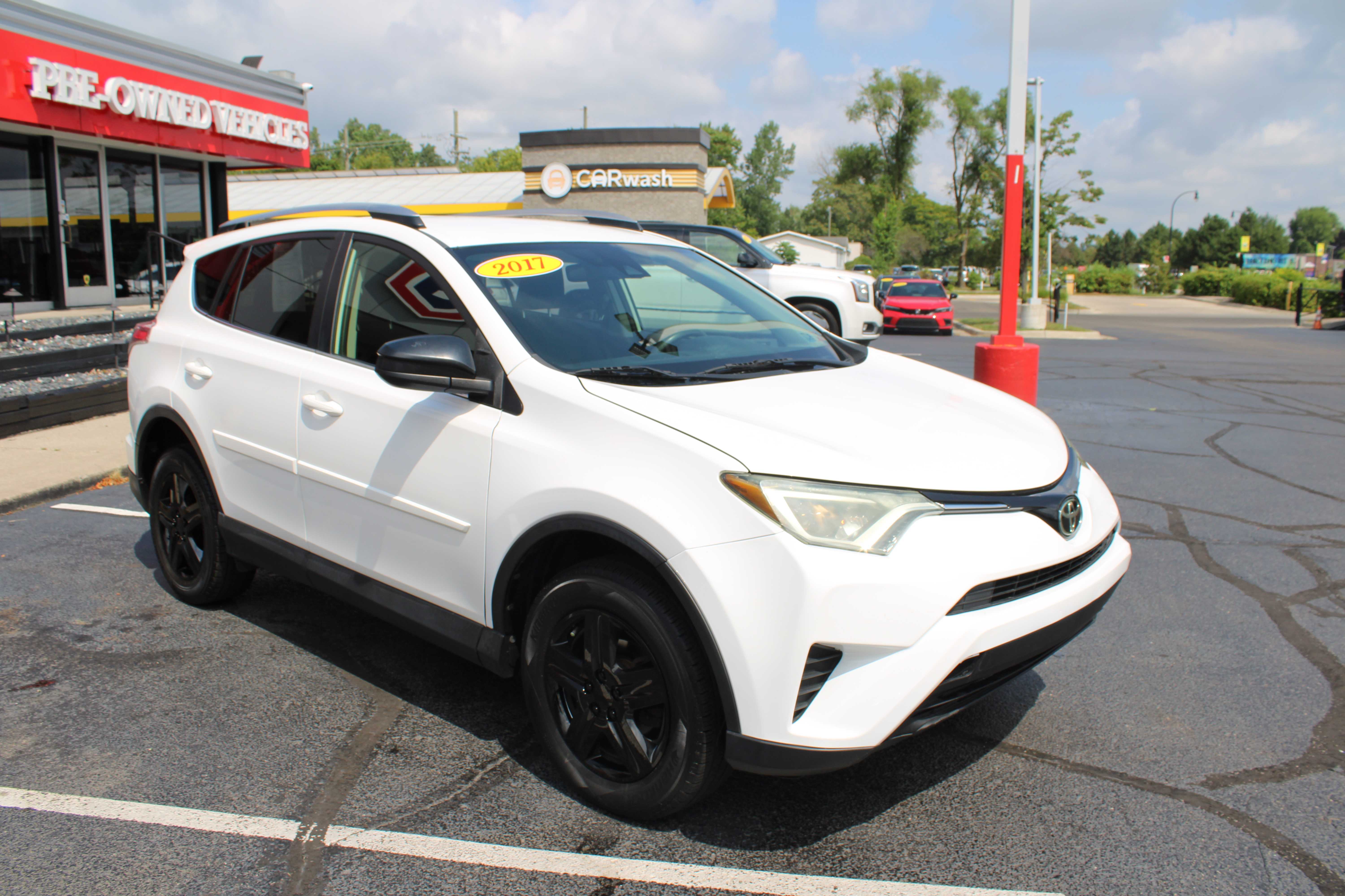 WHITE, 2017 TOYOTA RAV4 Thumnail Image 4