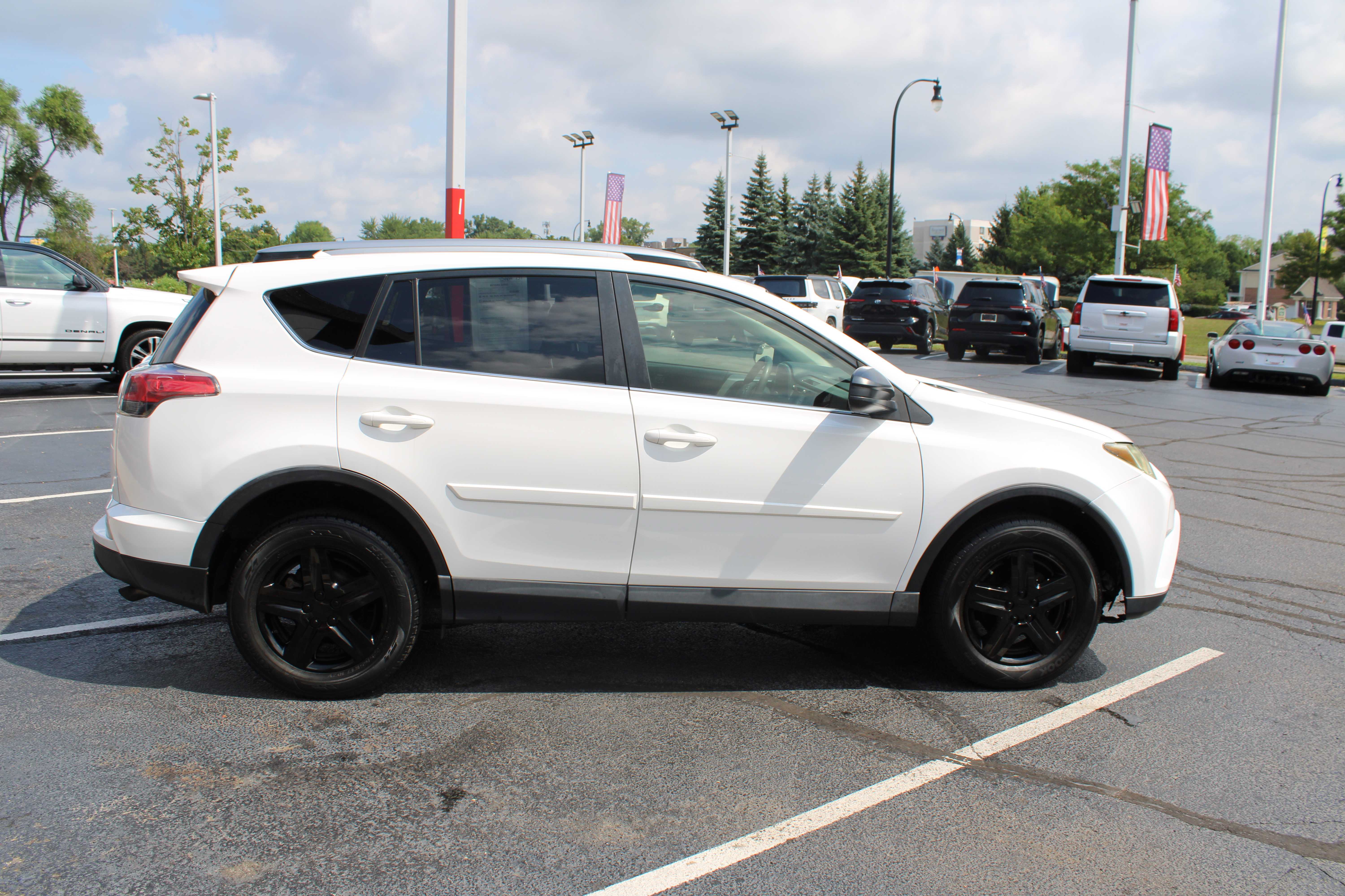 WHITE, 2017 TOYOTA RAV4 Thumnail Image 5