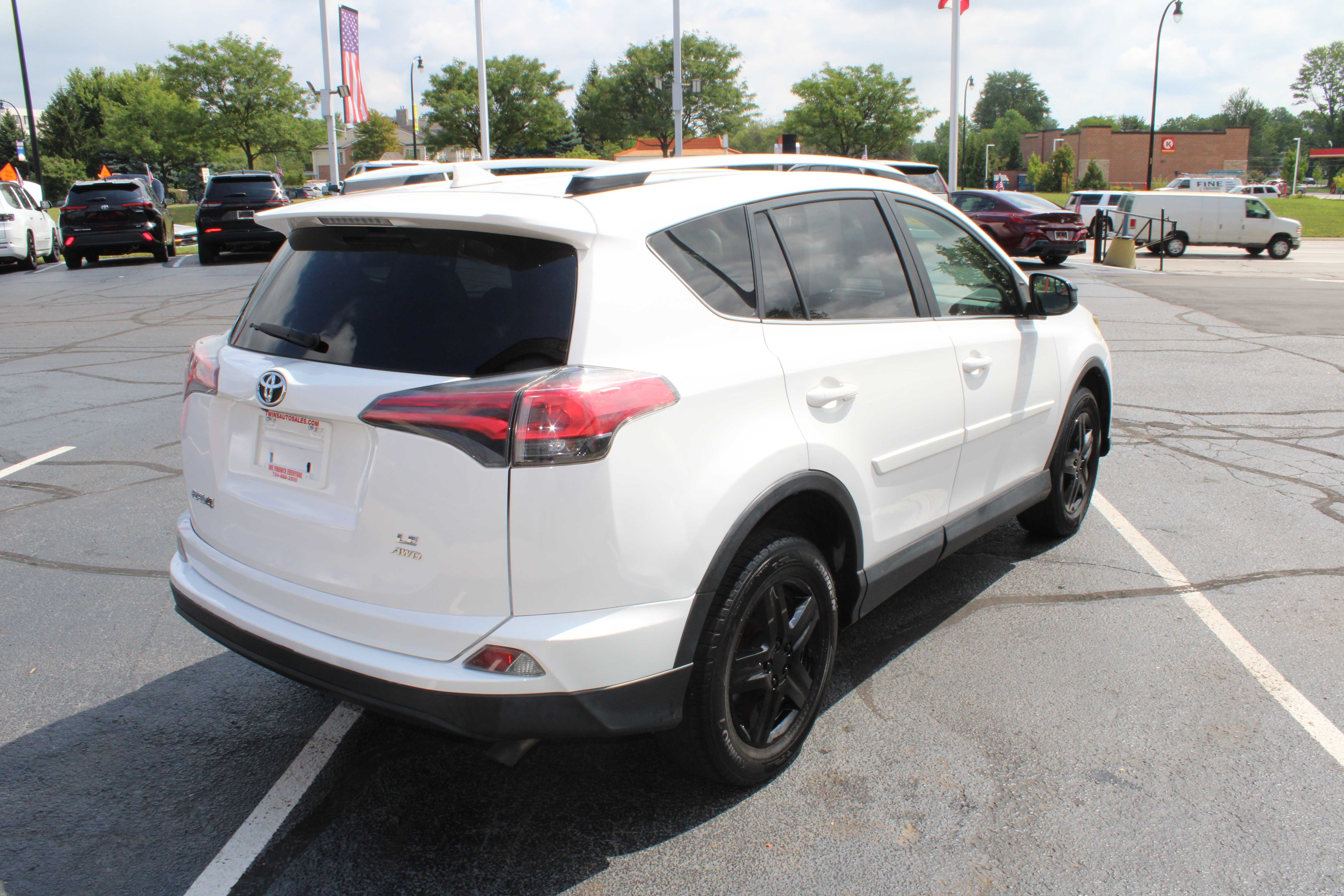 WHITE, 2017 TOYOTA RAV4 Thumnail Image 6