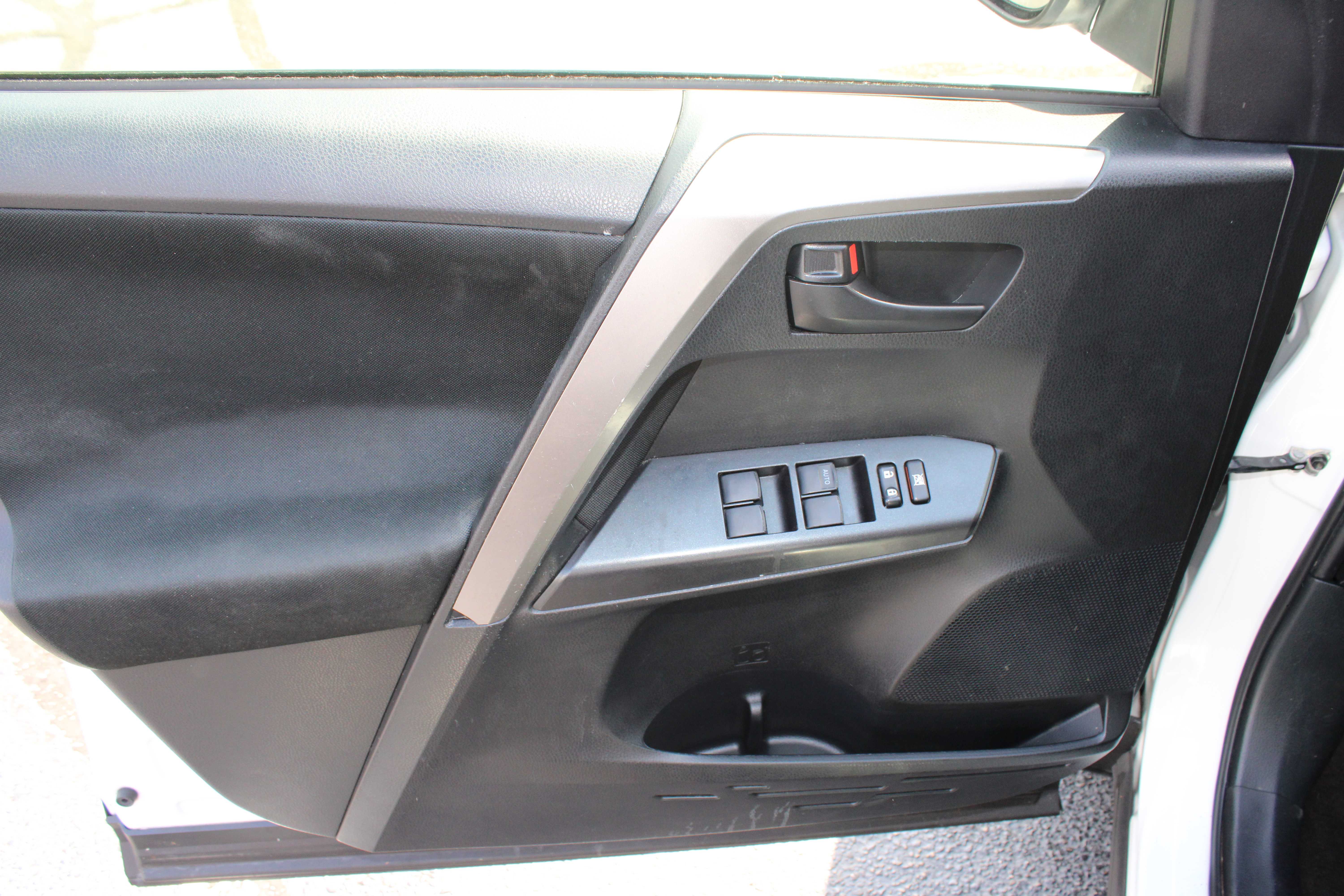 WHITE, 2017 TOYOTA RAV4 Thumnail Image 9