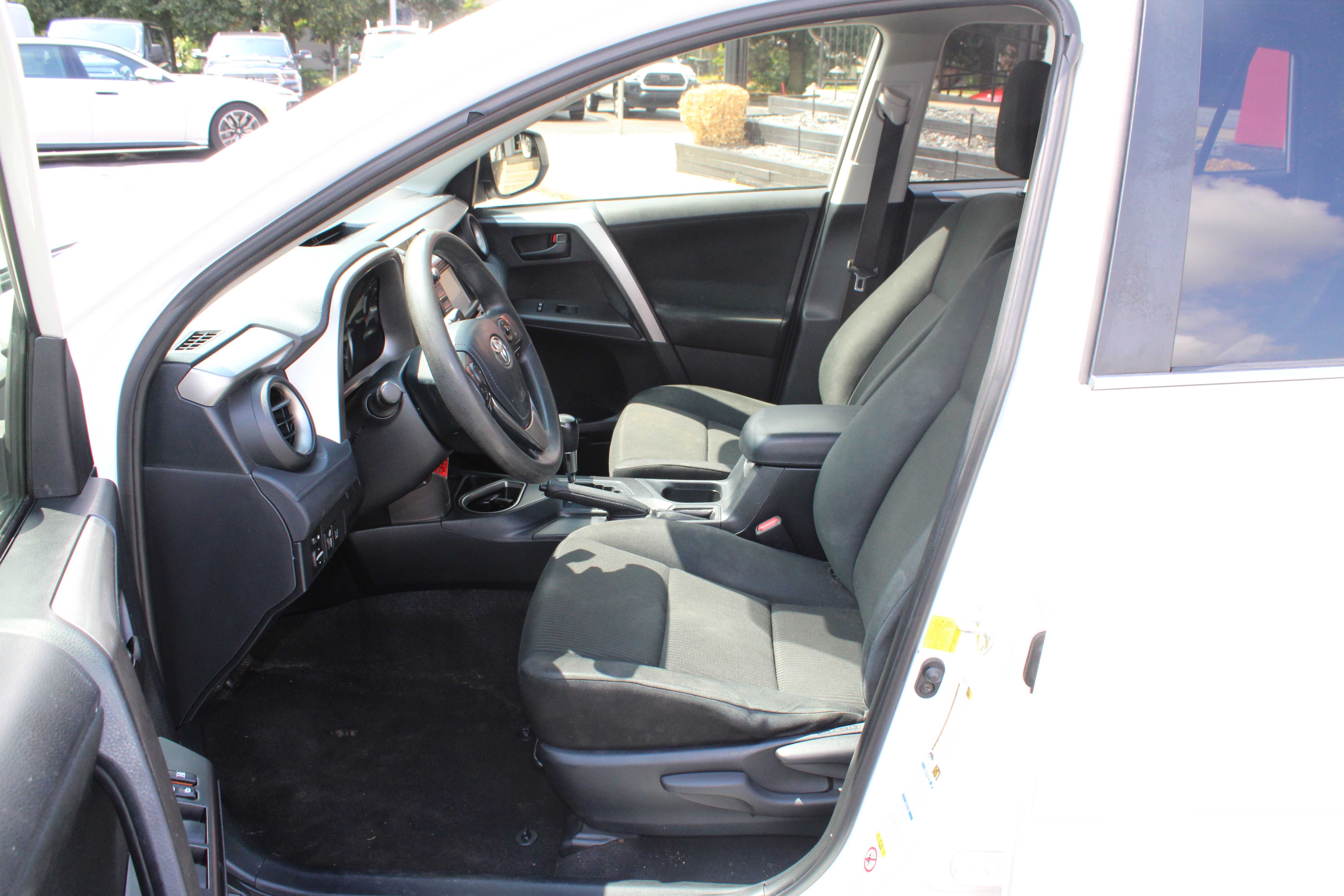 WHITE, 2017 TOYOTA RAV4 Thumnail Image 10