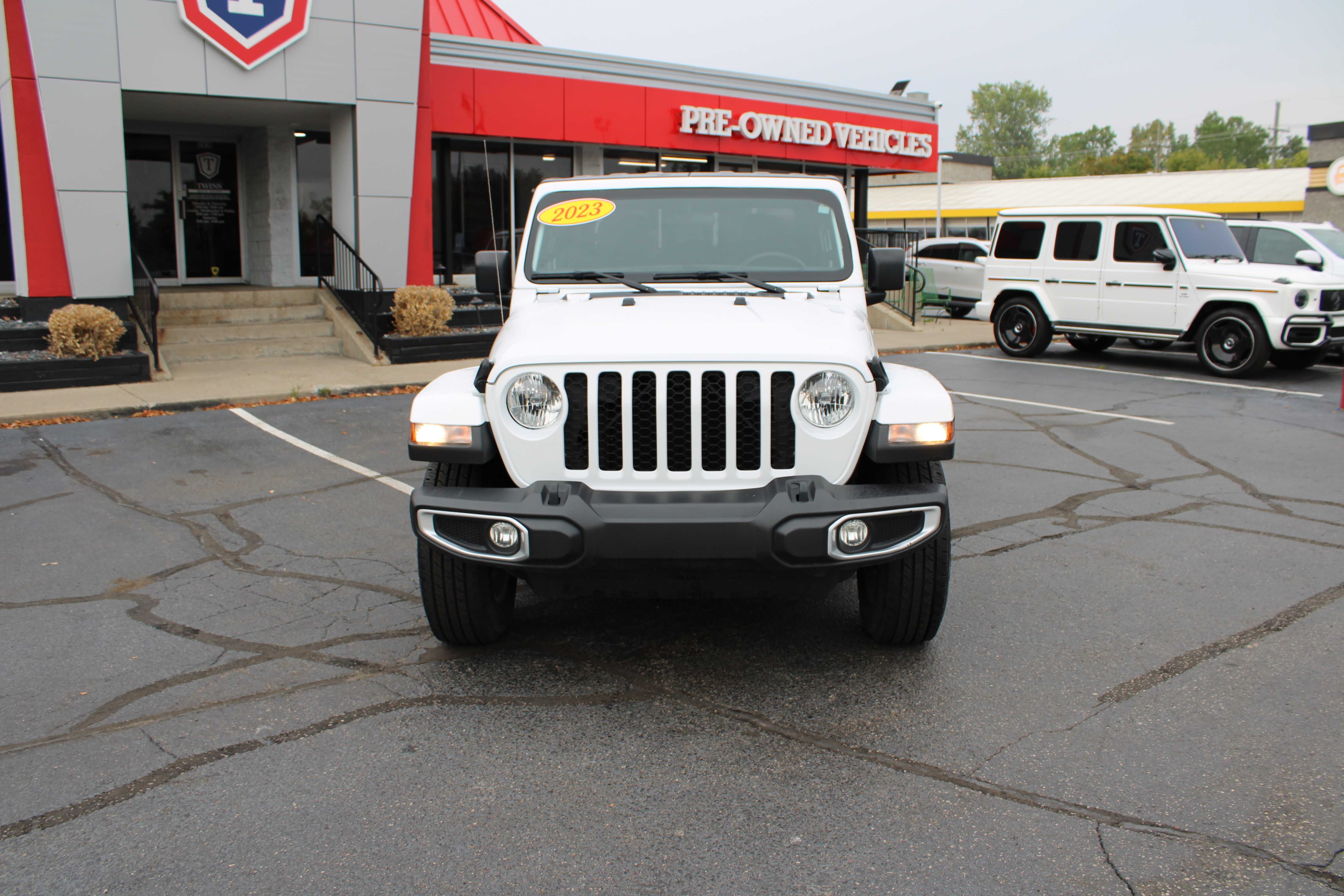 WHITE, 2023 JEEP GLADIATOR Thumnail Image 2