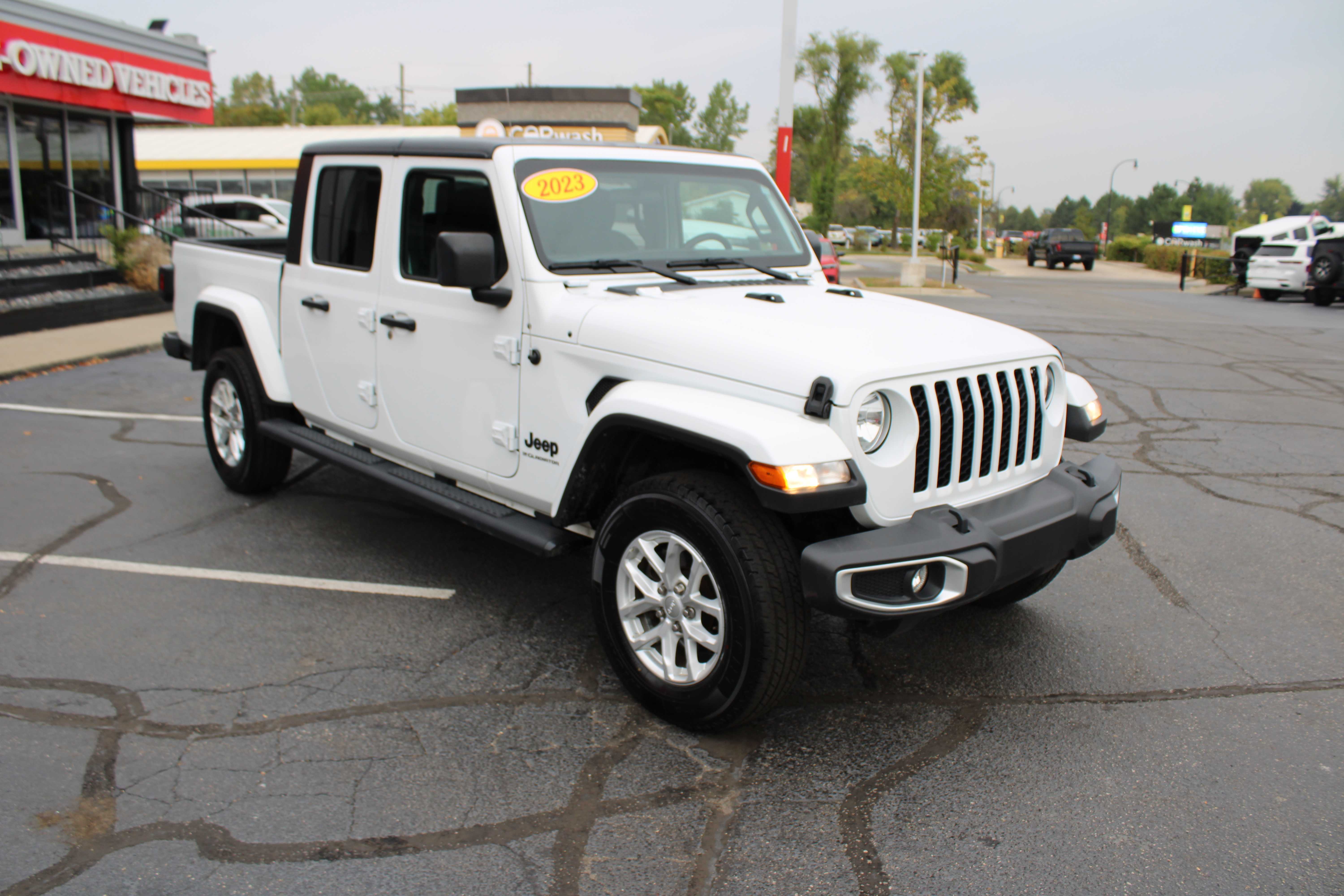 WHITE, 2023 JEEP GLADIATOR Thumnail Image 3