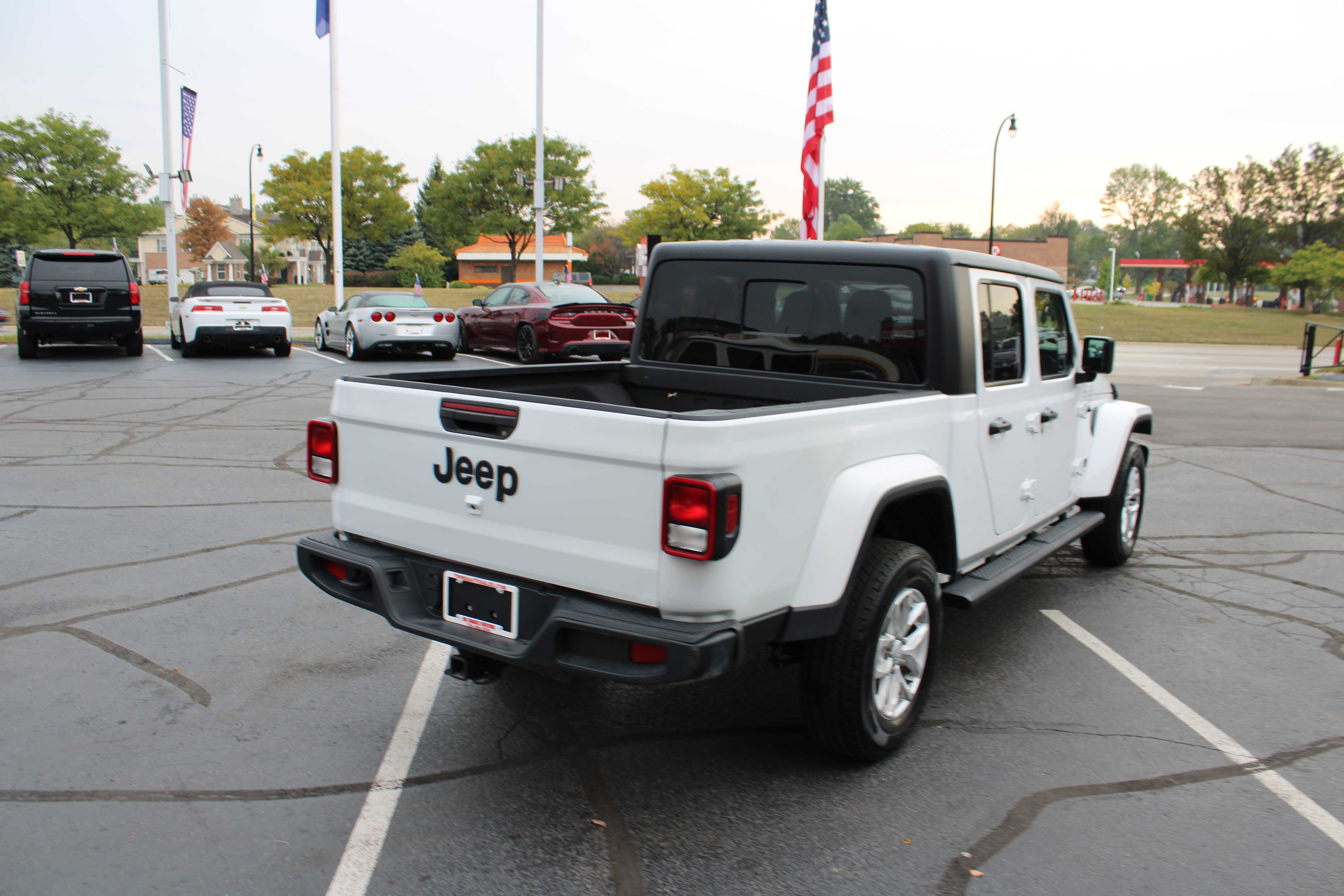 WHITE, 2023 JEEP GLADIATOR Thumnail Image 4
