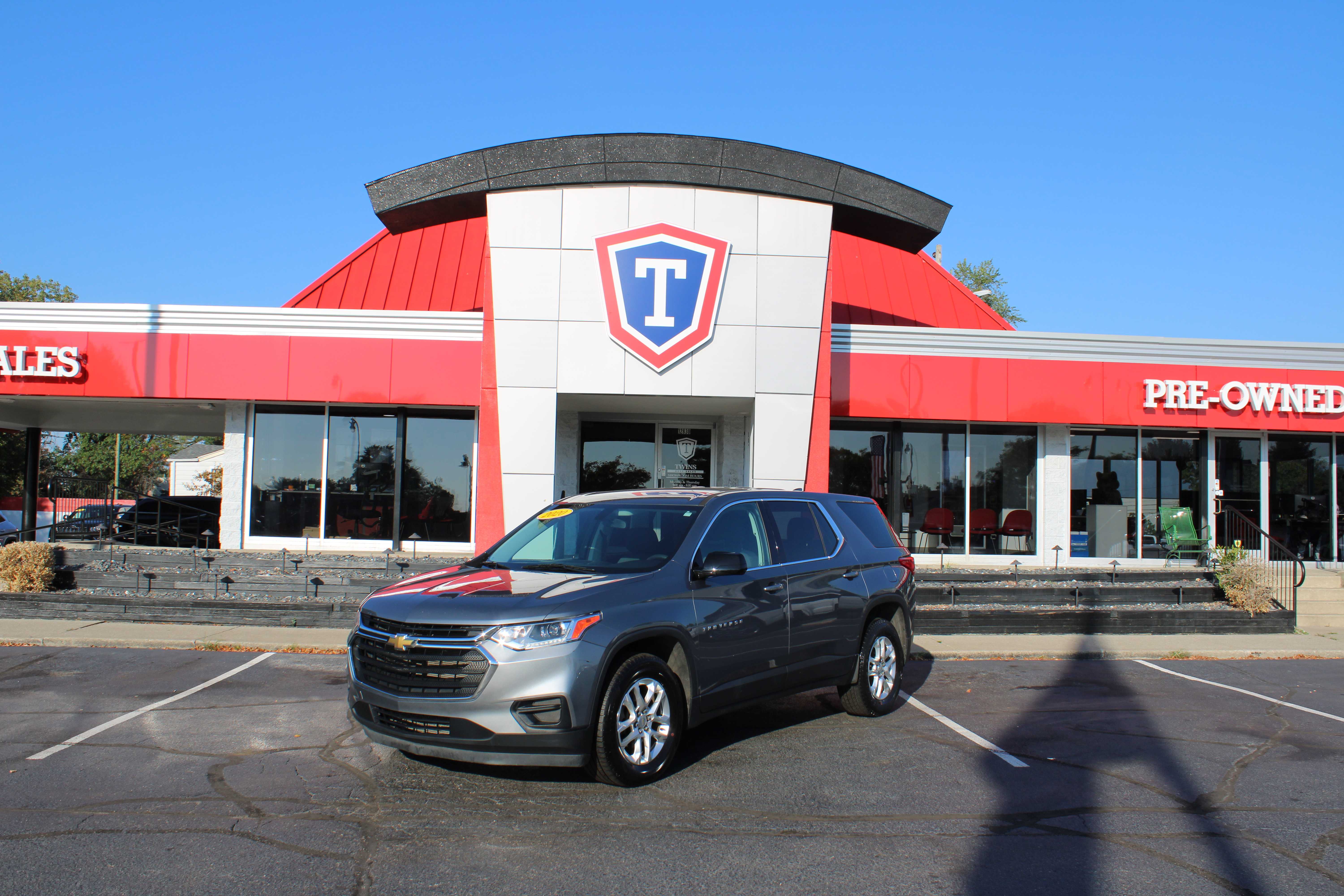 GREY, 2020 CHEVROLET TRAVERSE Thumnail Image 1