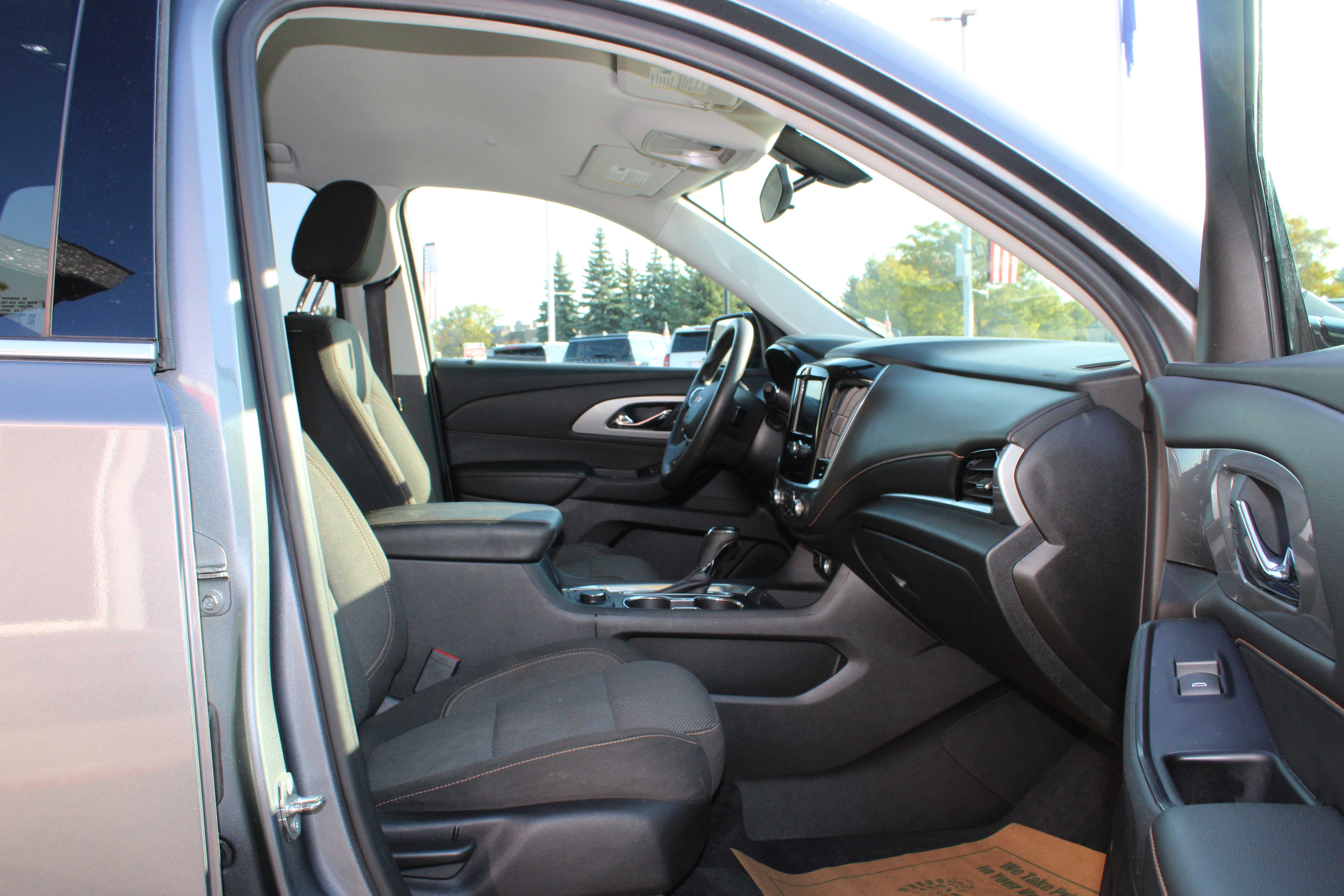 GREY, 2020 CHEVROLET TRAVERSE Thumnail Image 24