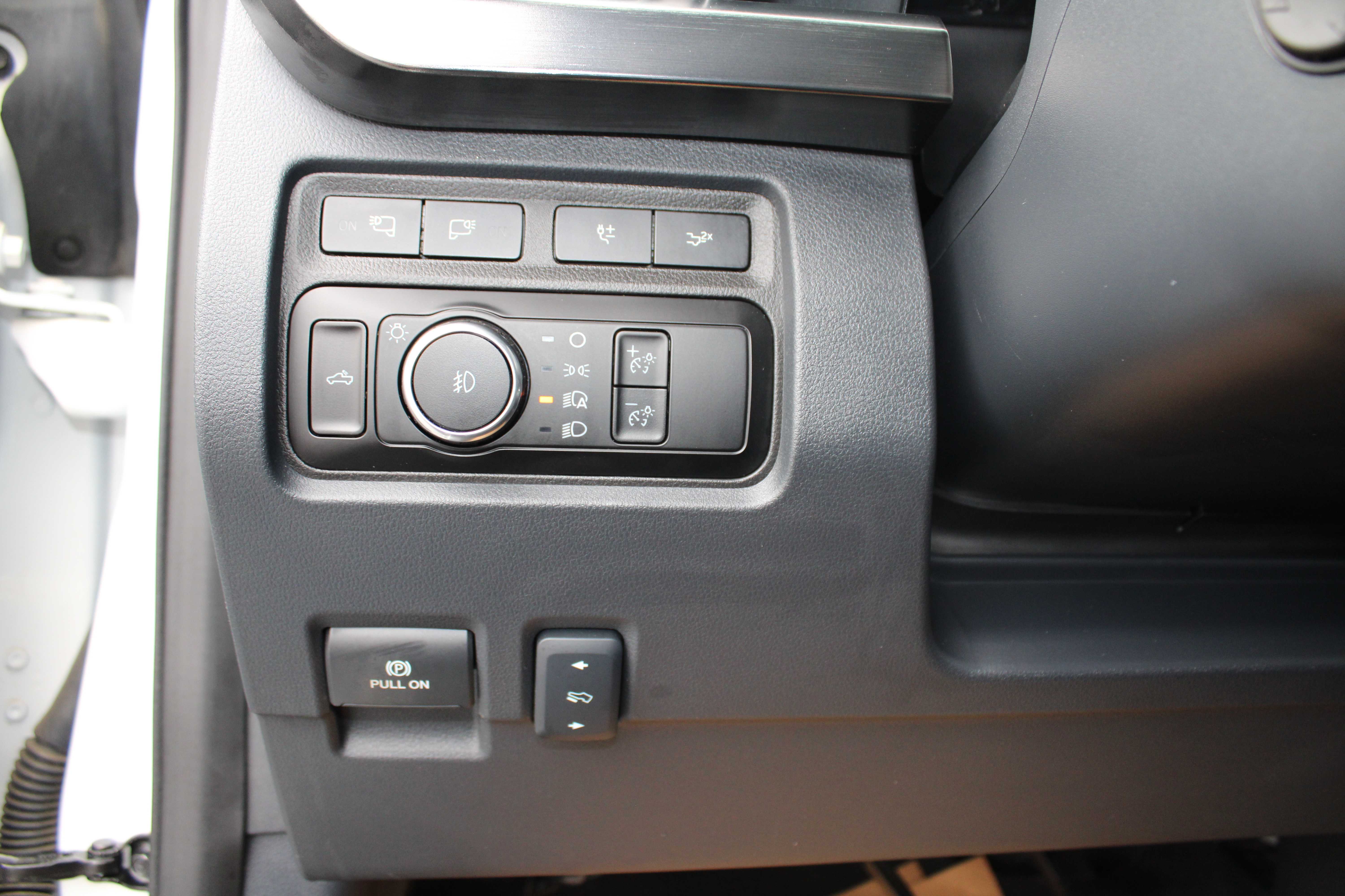WHITE, 2024 FORD F450 SUPER DUTY CREW CAB Thumnail Image 28