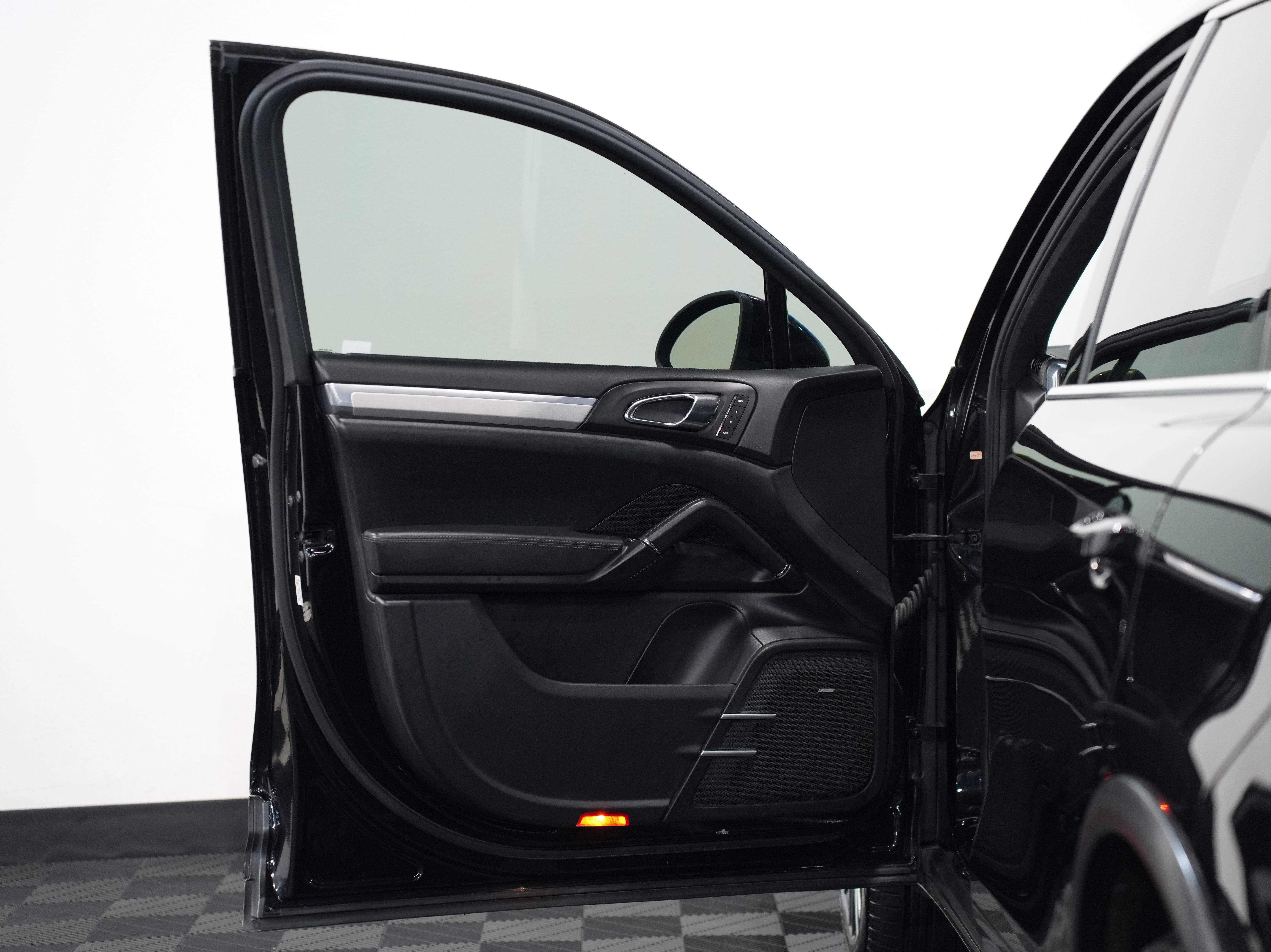 BLACK, 2011 PORSCHE CAYENNE Thumnail Image 20