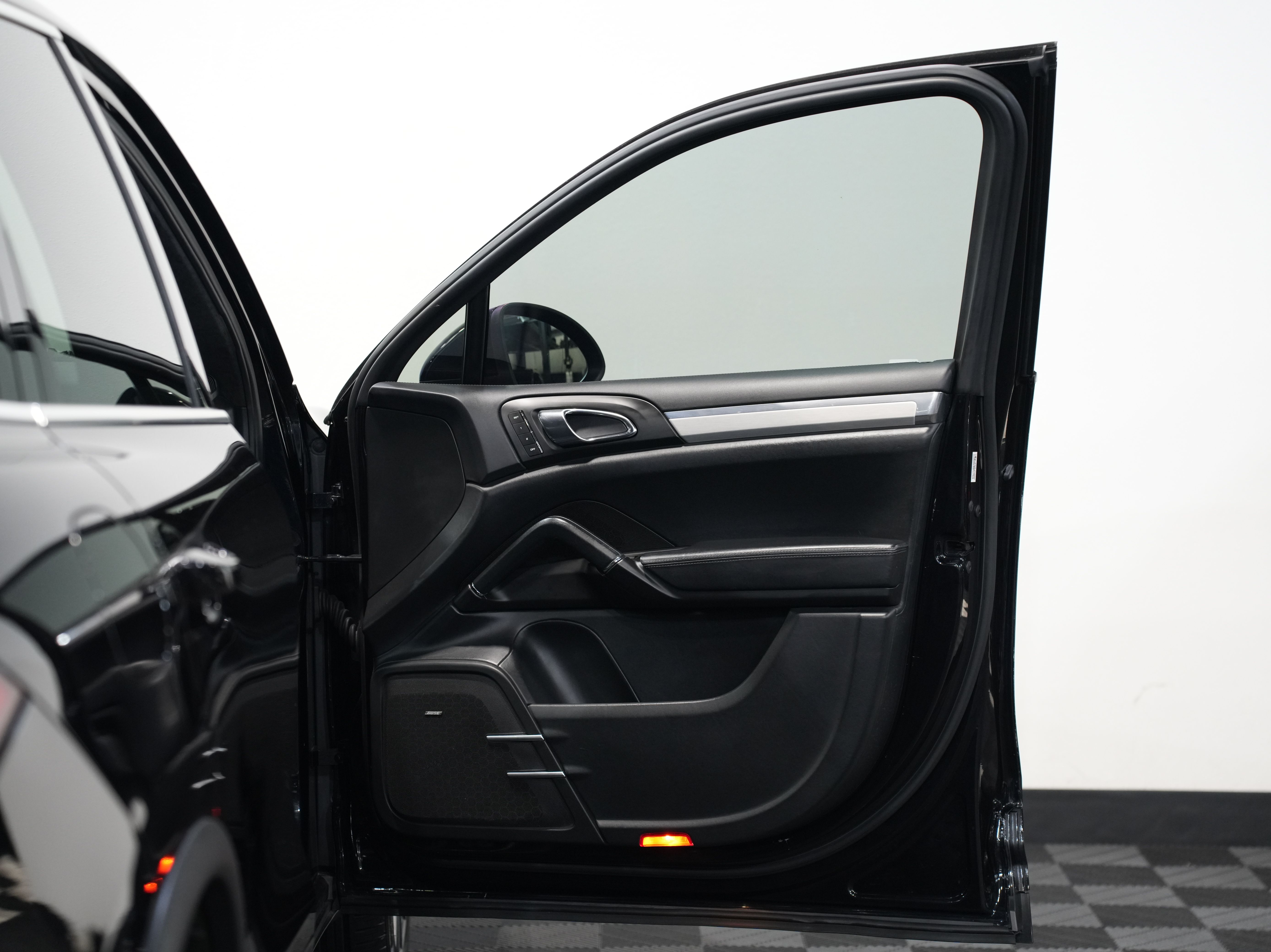 BLACK, 2011 PORSCHE CAYENNE Thumnail Image 22