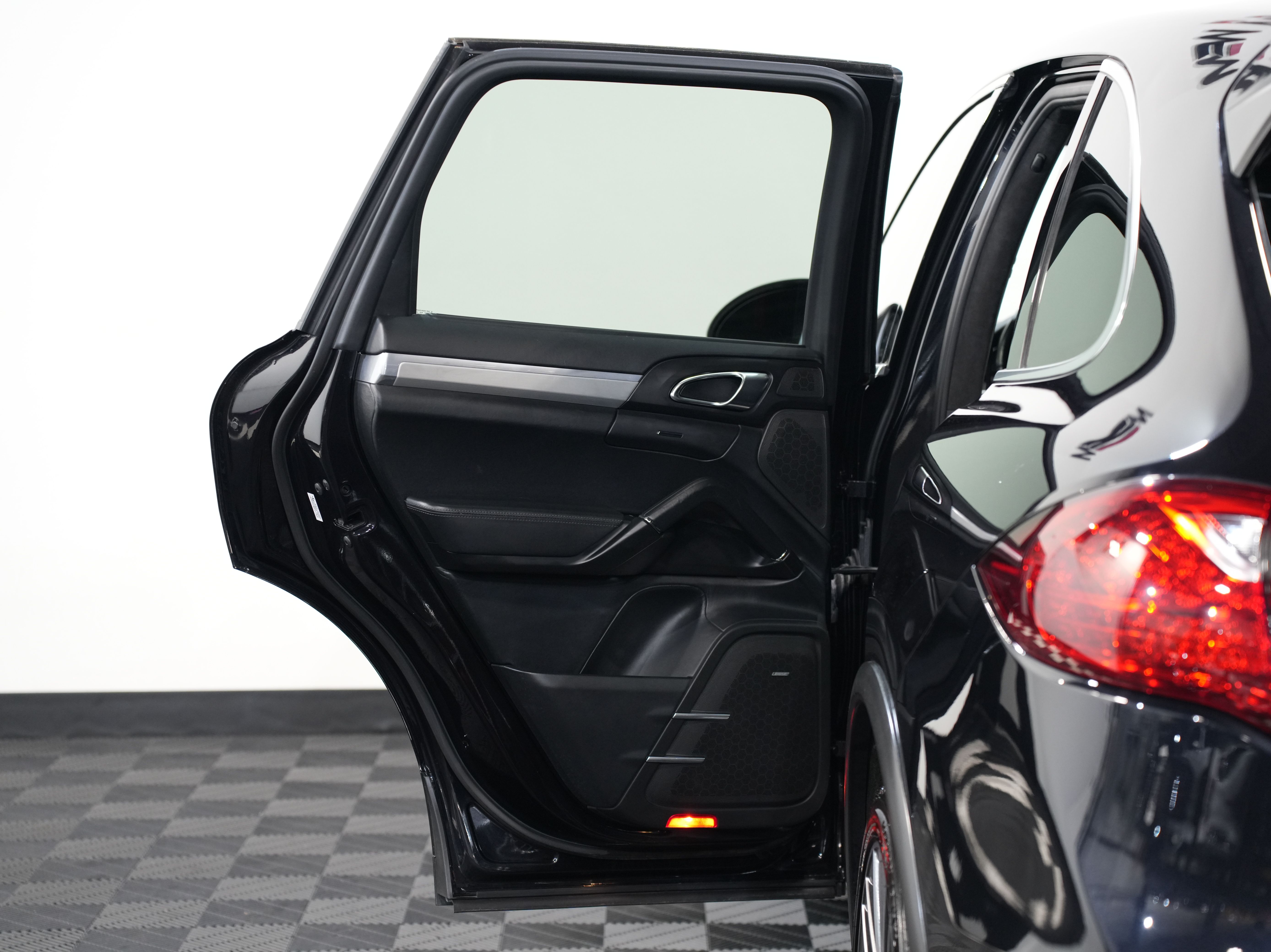 BLACK, 2011 PORSCHE CAYENNE Thumnail Image 24