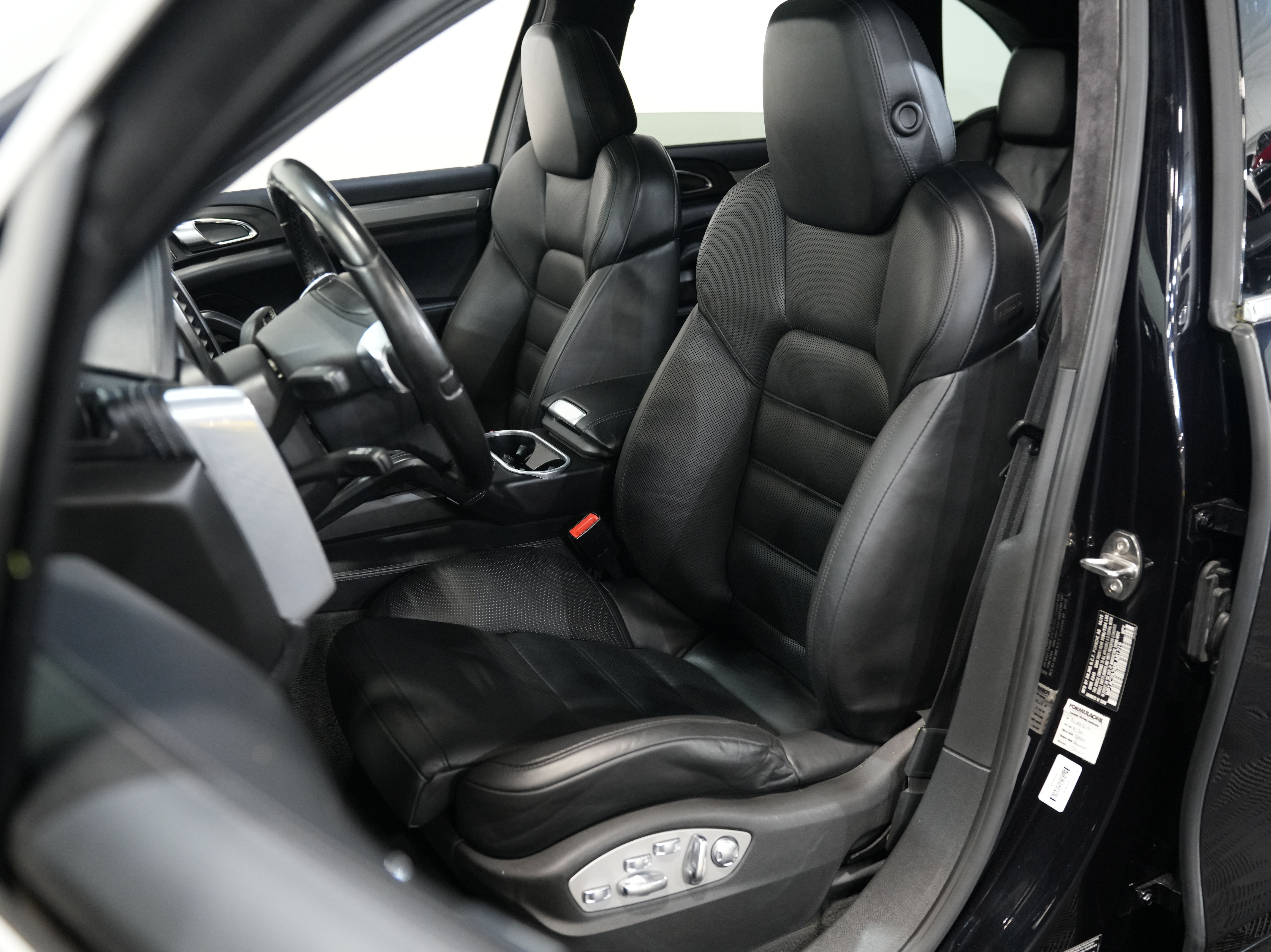 BLACK, 2011 PORSCHE CAYENNE Thumnail Image 29
