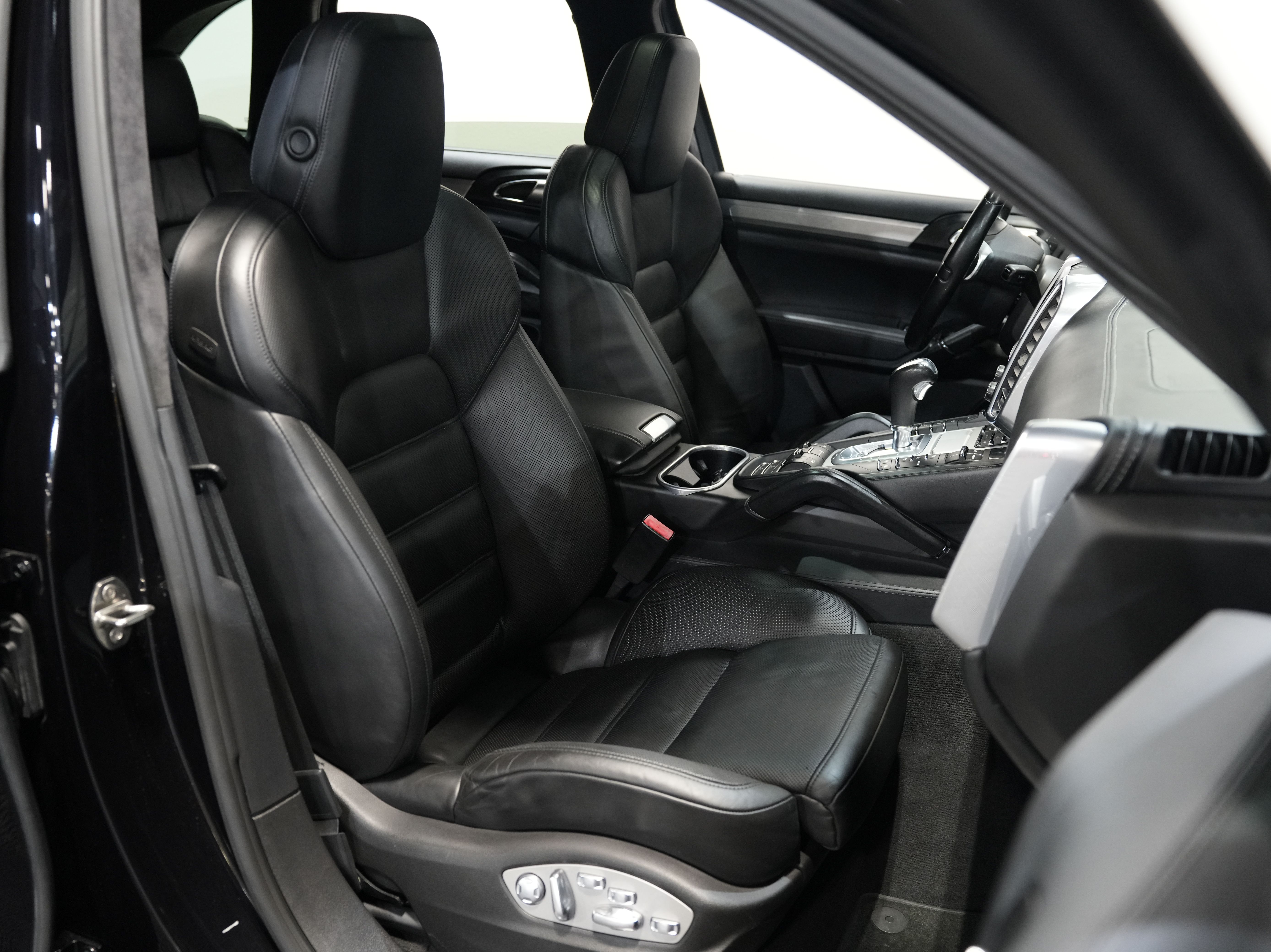 BLACK, 2011 PORSCHE CAYENNE Thumnail Image 32