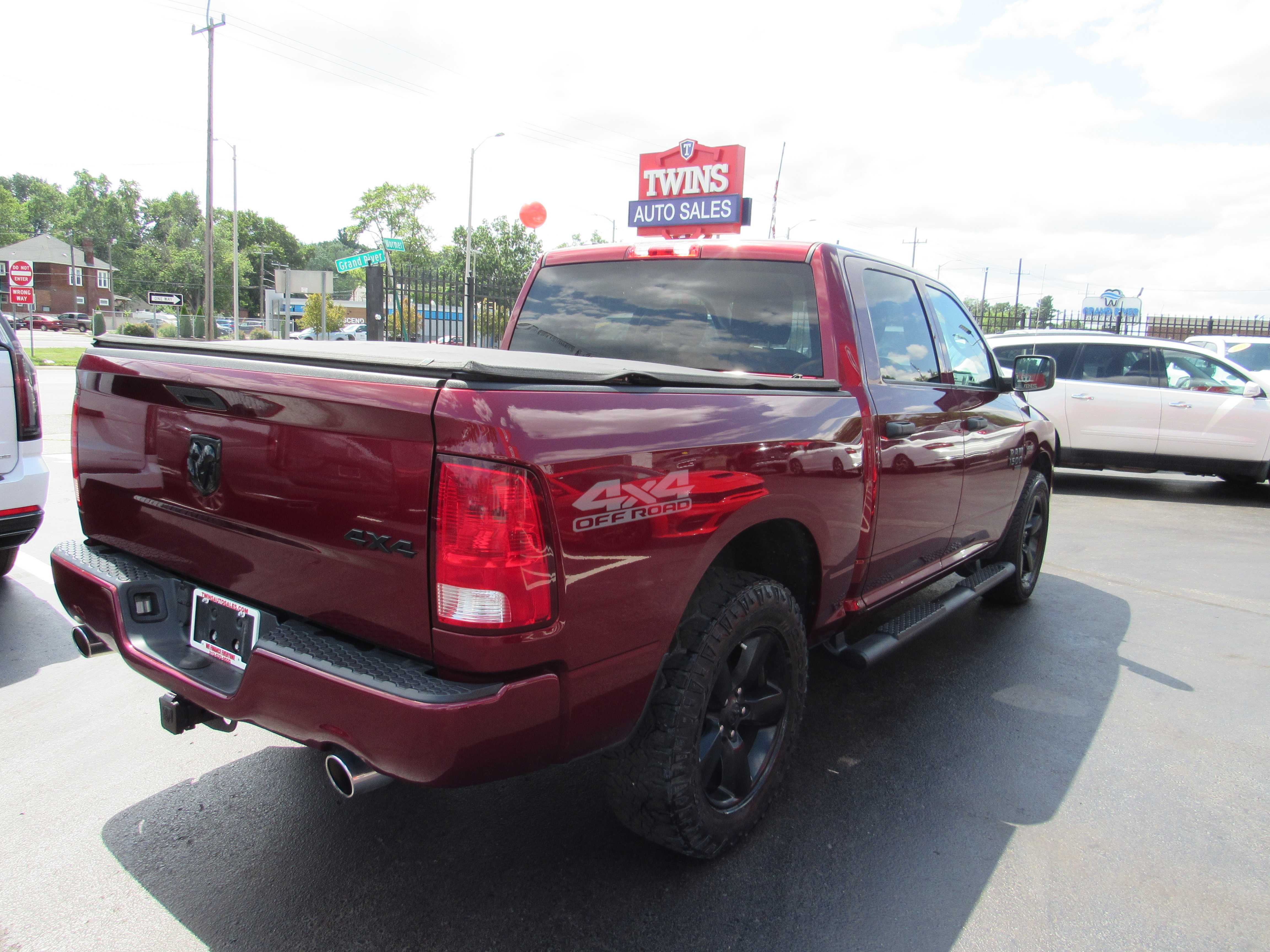 RED, 2019 RAM 1500 CLASSIC CREW CAB Thumnail Image 6