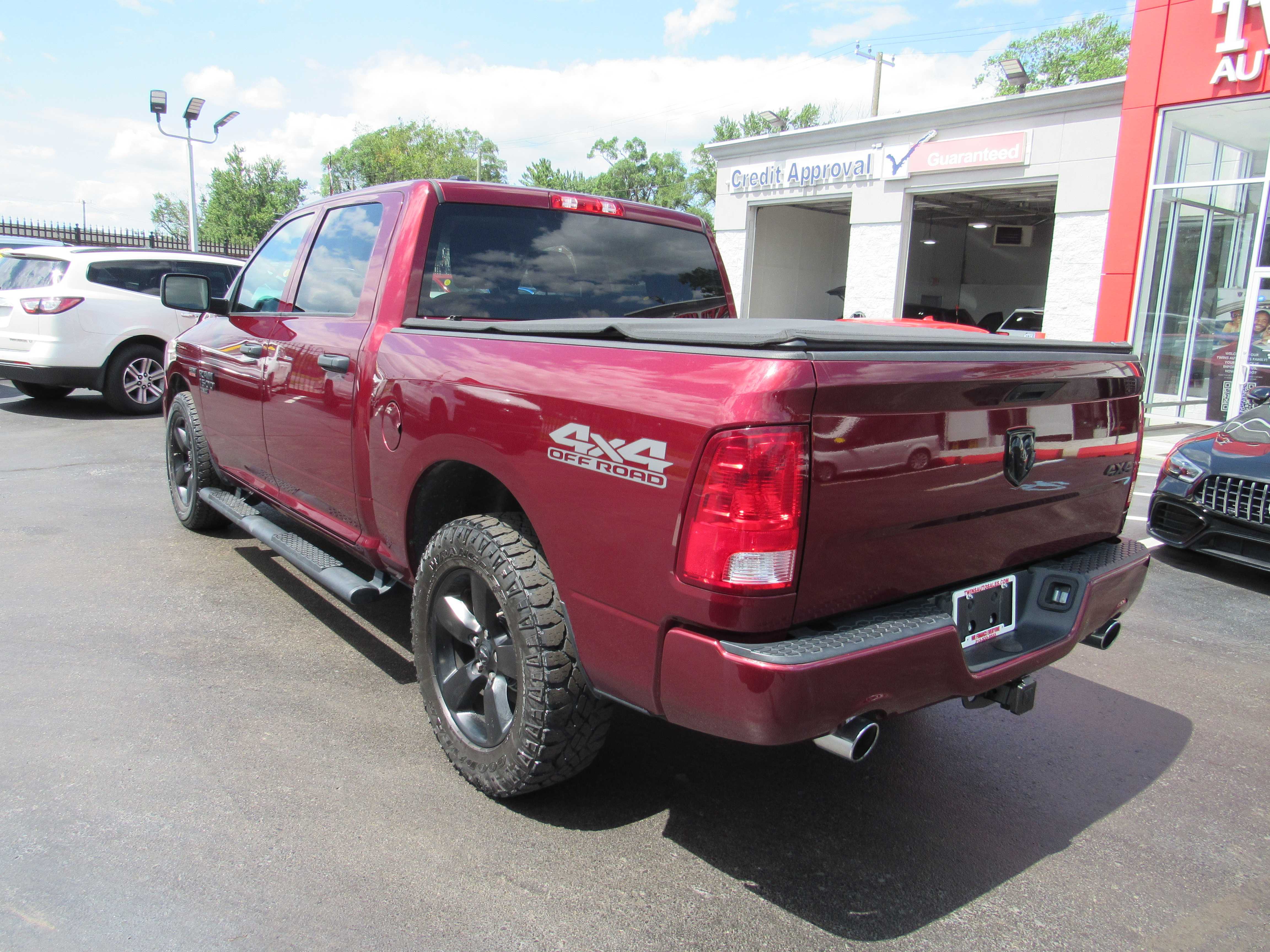 RED, 2019 RAM 1500 CLASSIC CREW CAB Thumnail Image 8