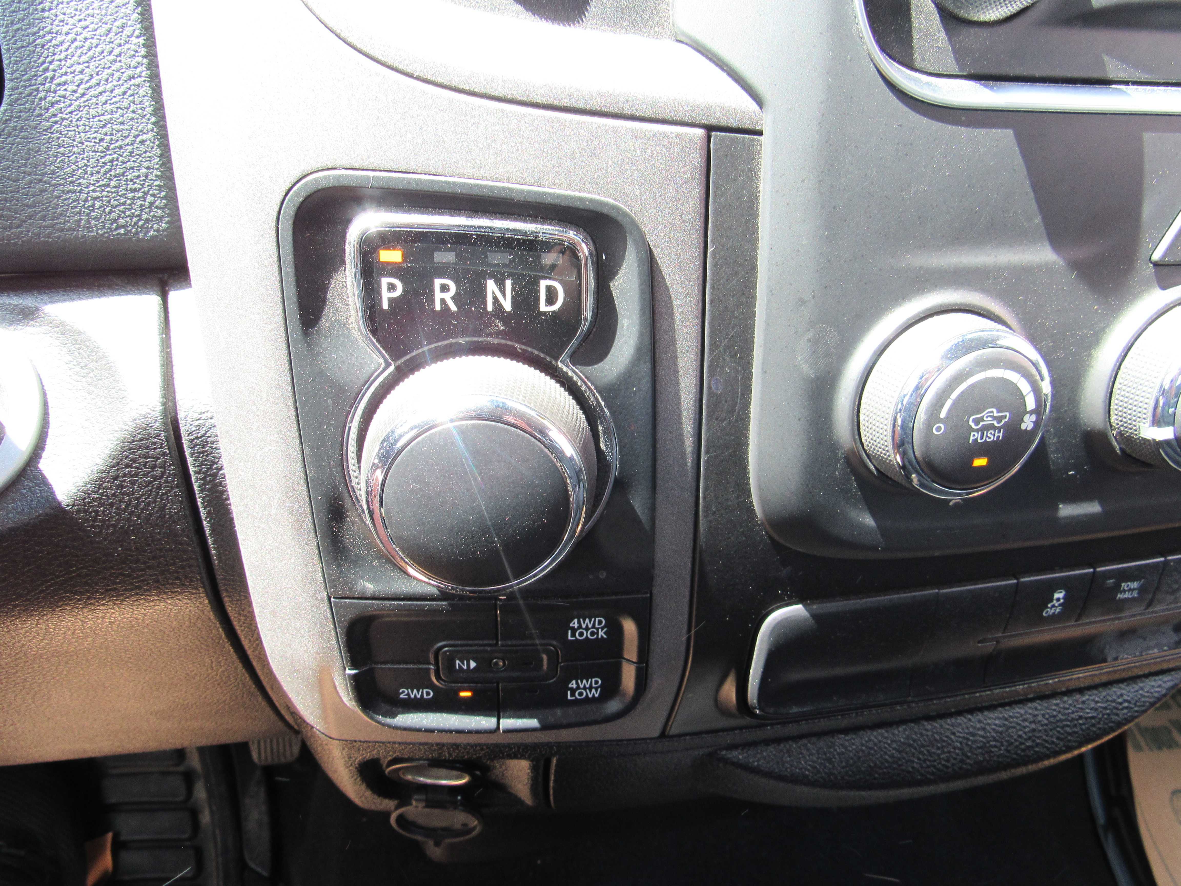 RED, 2019 RAM 1500 CLASSIC CREW CAB Thumnail Image 15