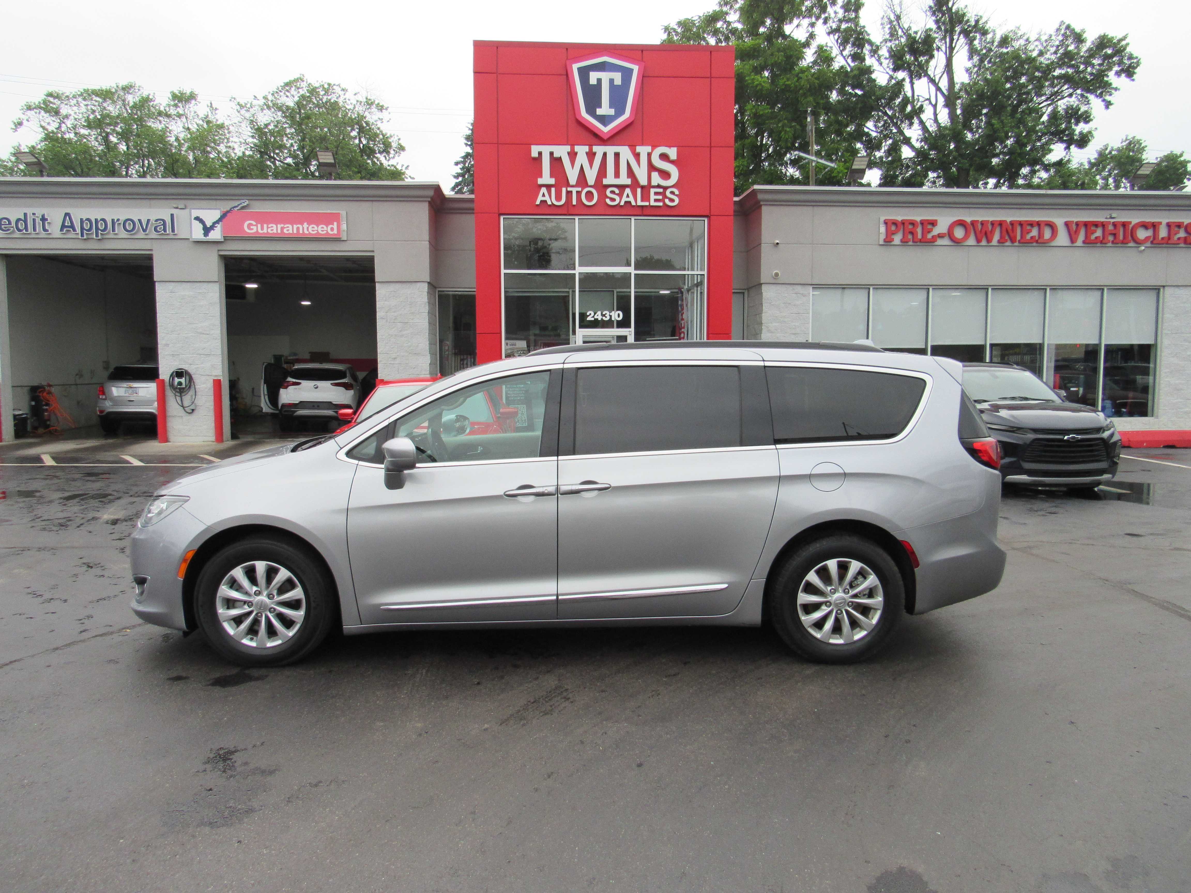 SILVER, 2017 CHRYSLER PACIFICA Thumnail Image 1