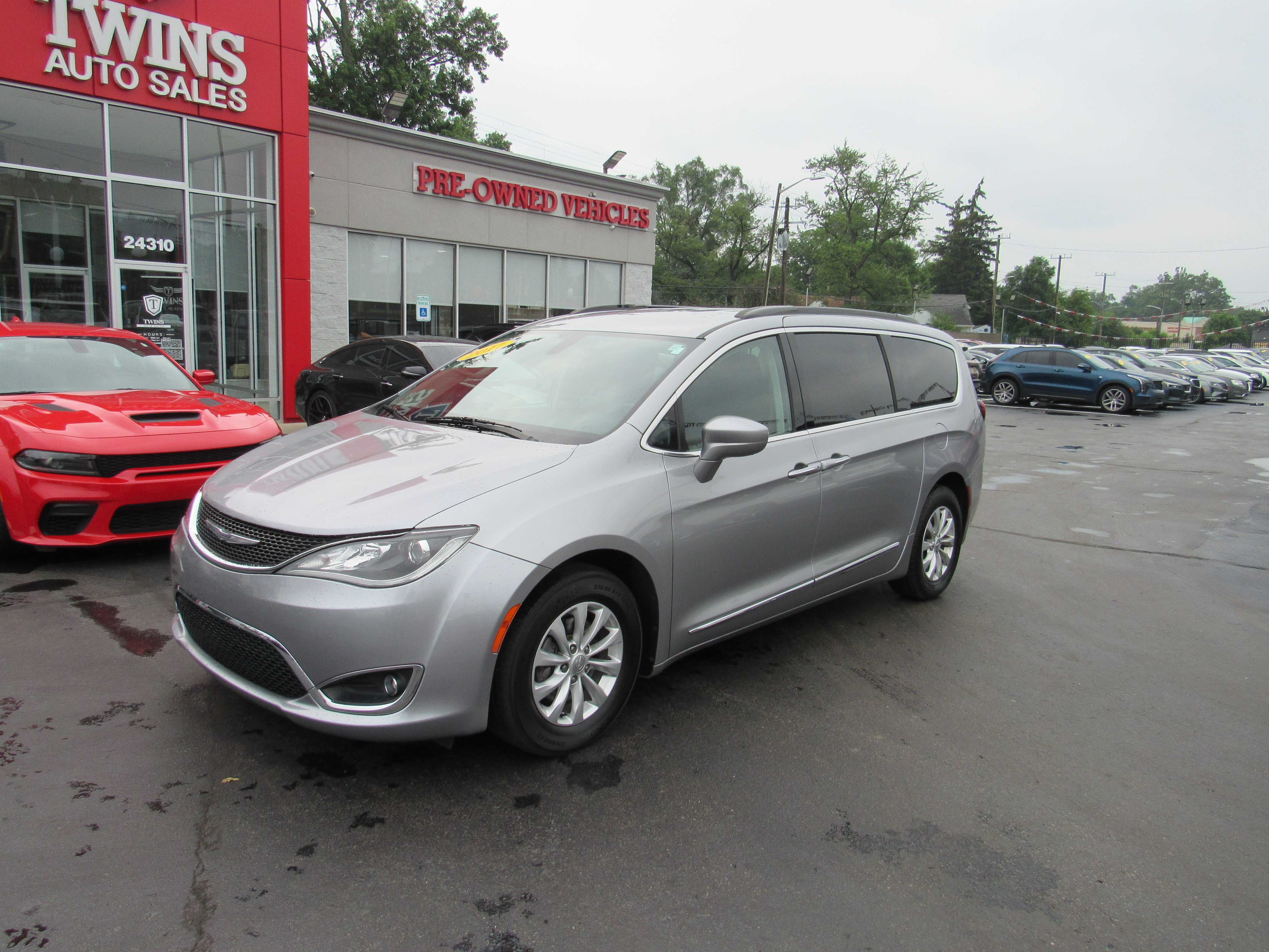 SILVER, 2017 CHRYSLER PACIFICA Thumnail Image 2