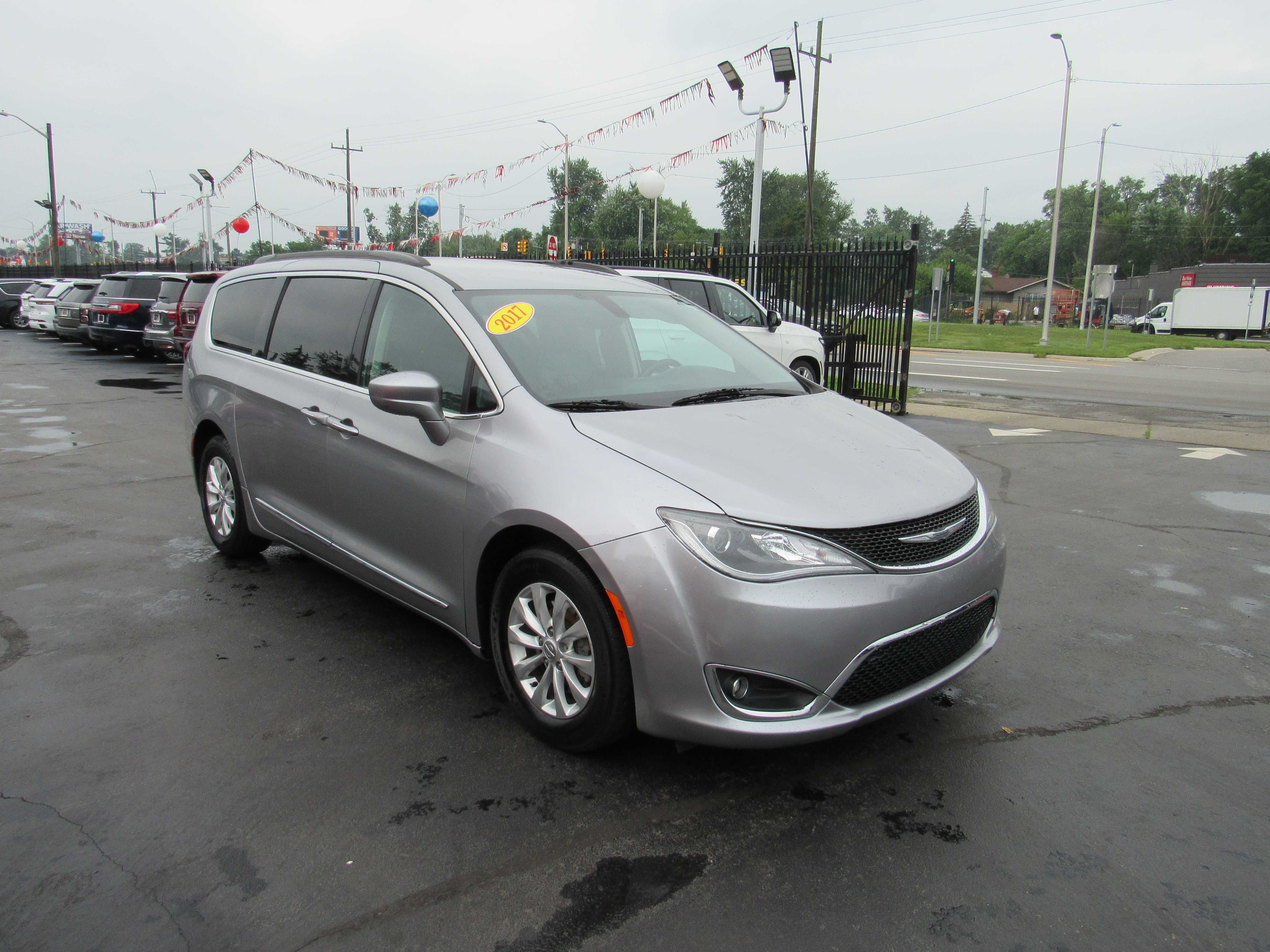 SILVER, 2017 CHRYSLER PACIFICA Thumnail Image 4
