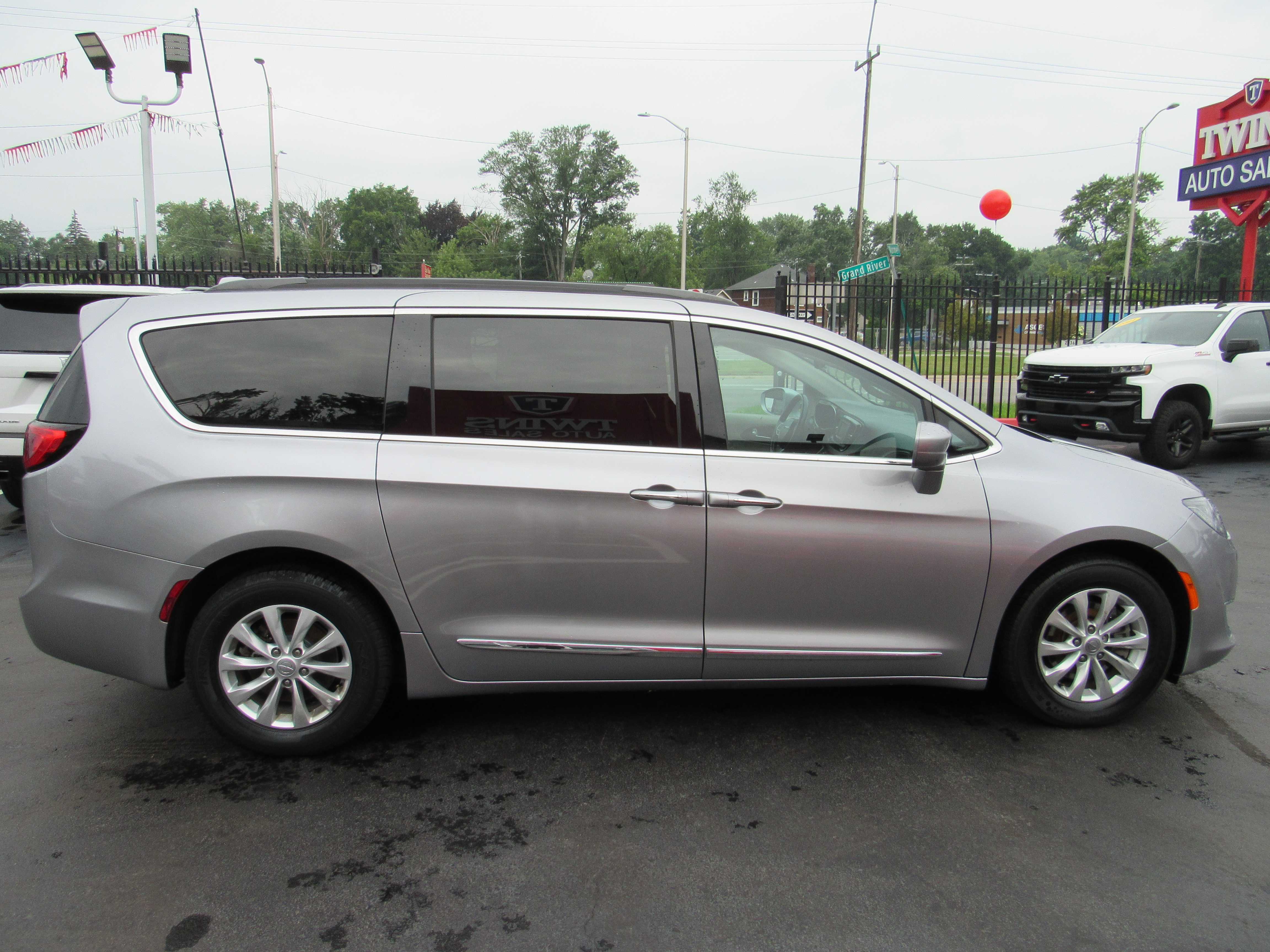 SILVER, 2017 CHRYSLER PACIFICA Thumnail Image 5