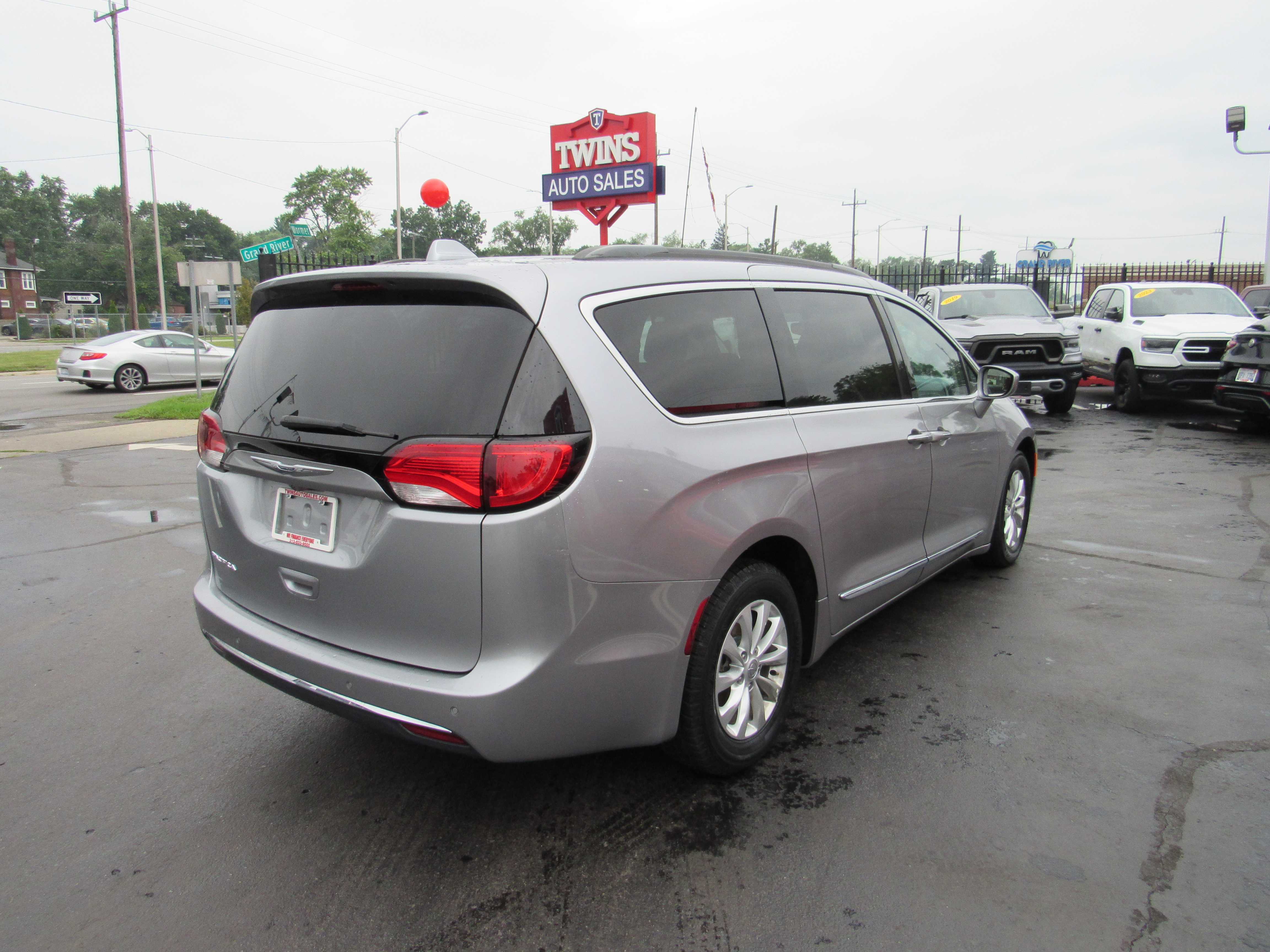 SILVER, 2017 CHRYSLER PACIFICA Thumnail Image 6