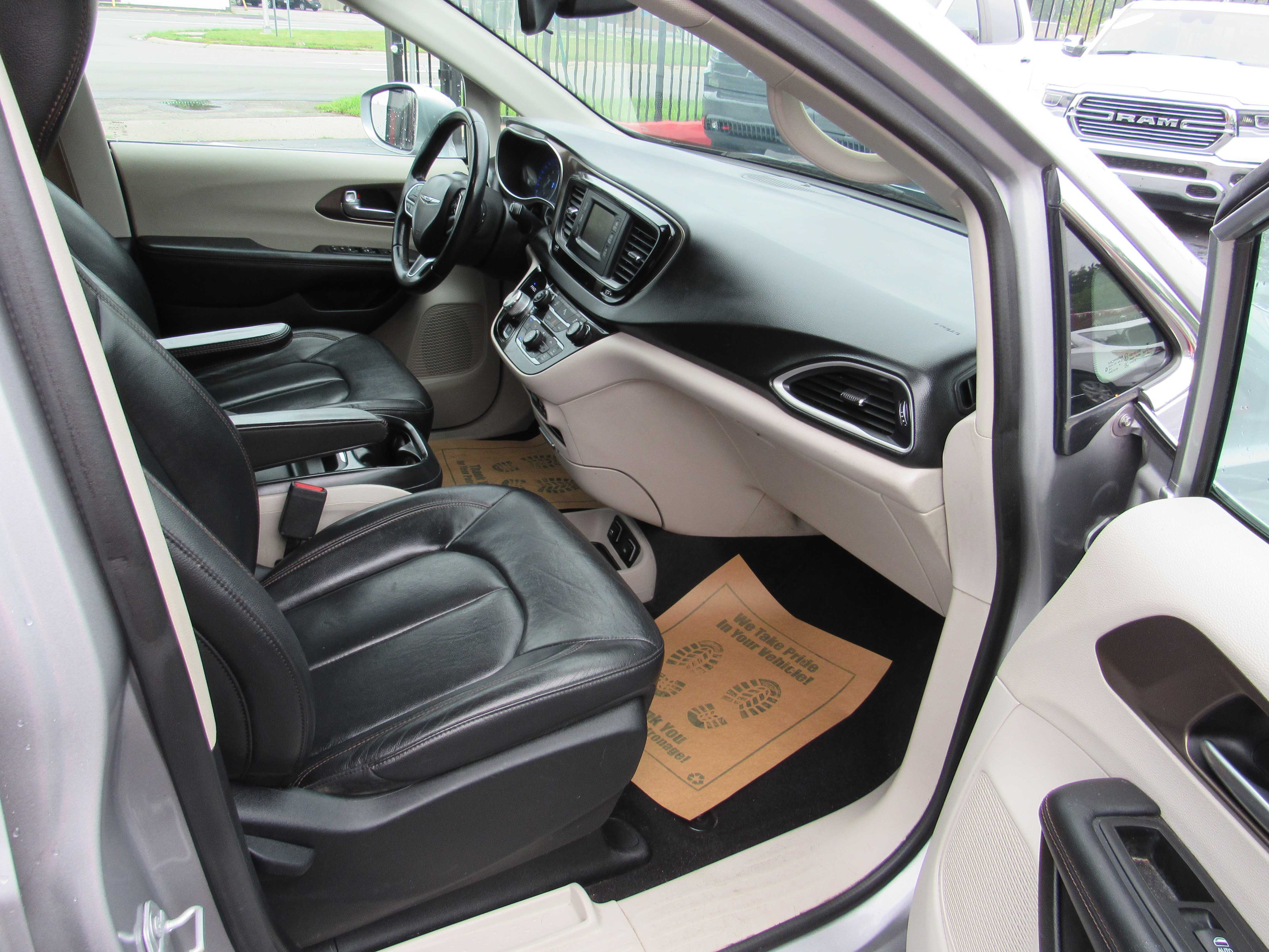 SILVER, 2017 CHRYSLER PACIFICA Thumnail Image 8